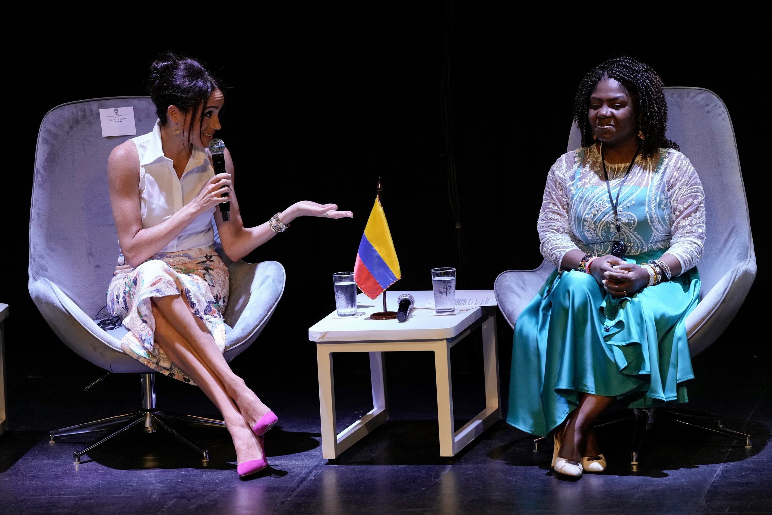 Meghan Markle, esposa del príncipe Harry, habla durante un foro sobre mujeres afro y poder junto a la vicepresidenta colombiana Francia Márquez en Cali, Colombia, el domingo 18 de agosto de 2024. (Foto AP/Iván Valencia)