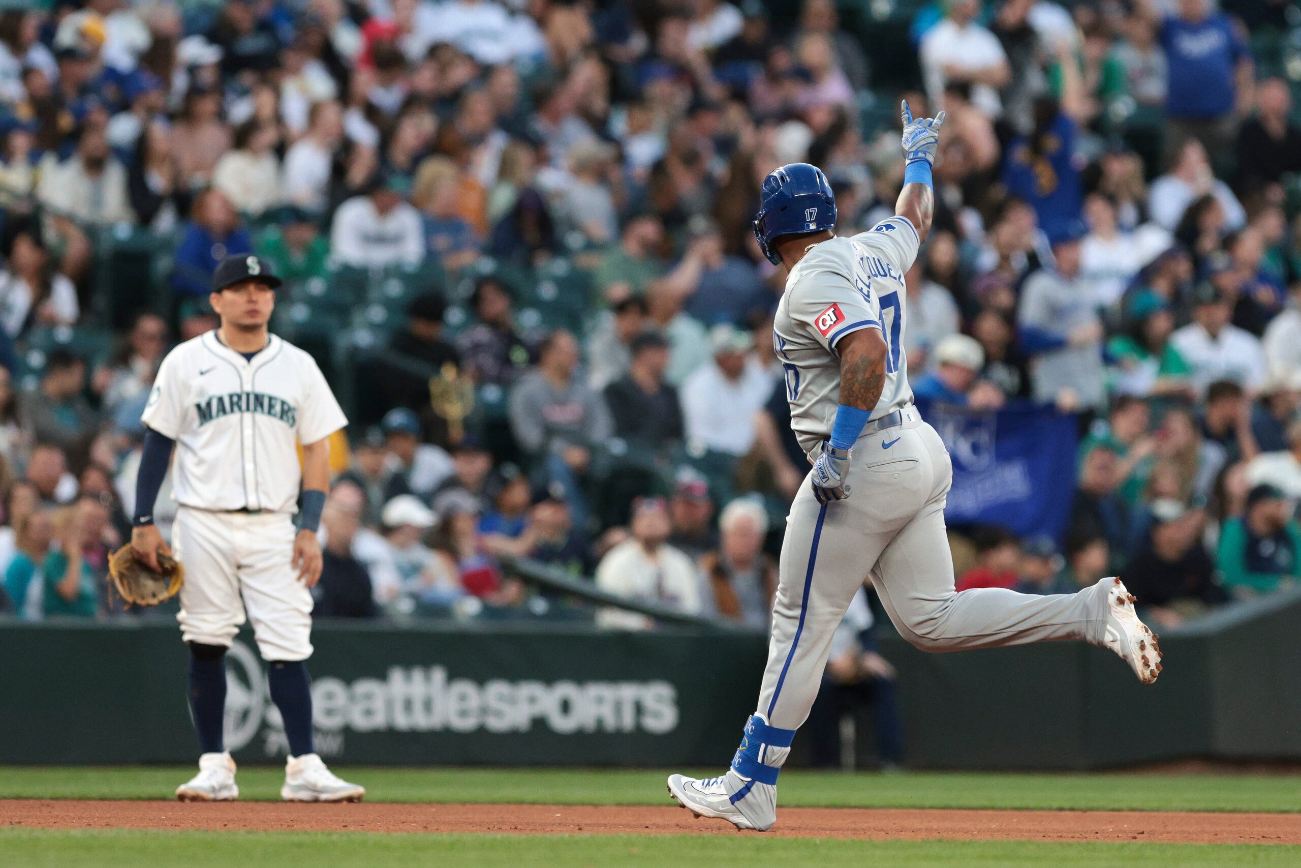 El boricua Nelson Velázquez, de los Royals, recorre las bases luego de sacudir un jonrón ante los Mariners.