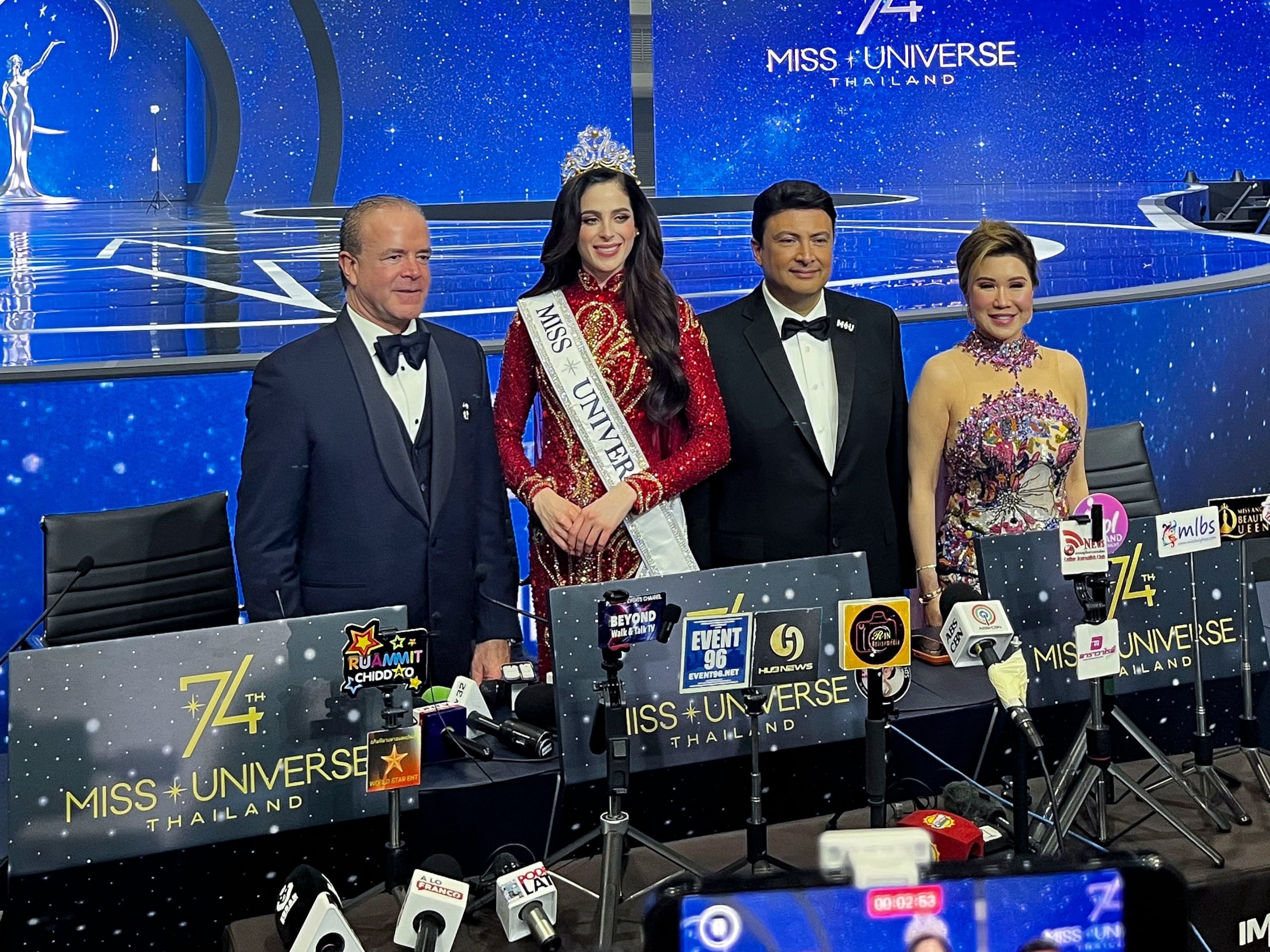 De izquierda a derecha al presidente y copropietario de Miss Universo, Raúl Rocha, junto a la mexicana Fátima Bosch, el guatemalteco Mario Búcaro y la tailandesa Teresa Chaivisut.