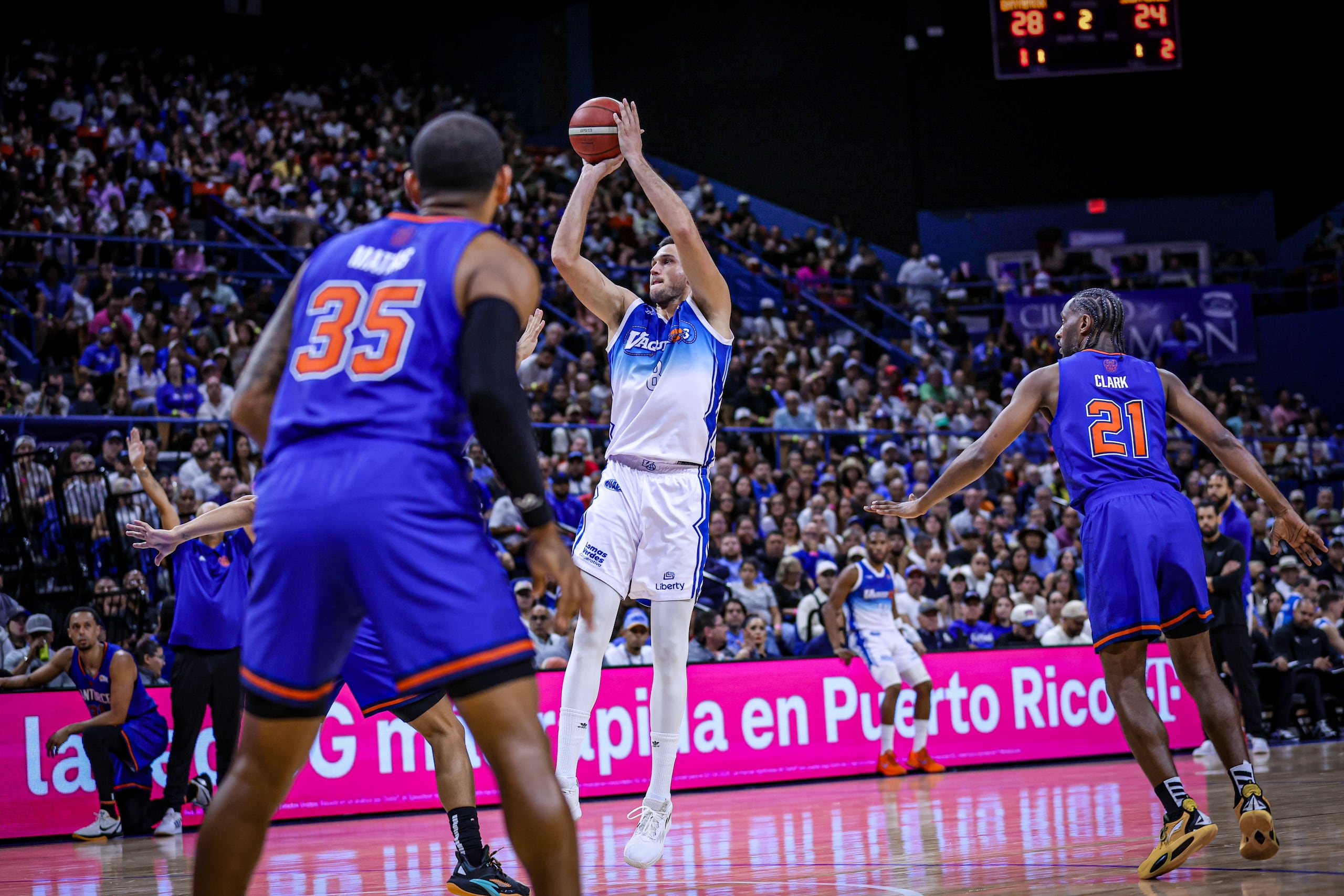 Danilo Gallinari tira al canasto contra los Cangrejeros en el tercer juego de la final de conferencia del BSN.