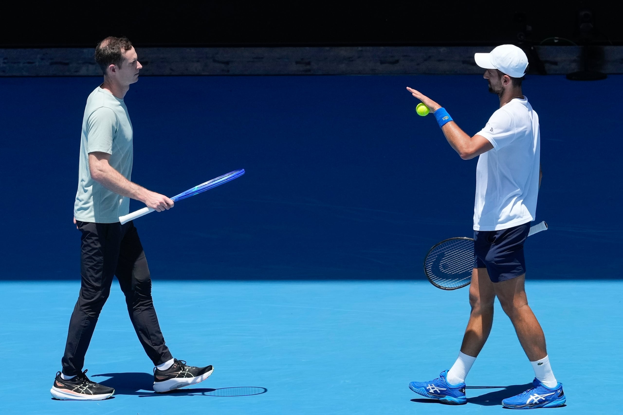 El serbio Novak Djokovic habla con su entrenador, el extenista Andy Murray, en una práctica el sábado 11 de enero de 2025, en Melbourne. Djokokic lo contrató como nuevo entrenador luego de no haberse podido alzar con un Grand Slam el año pasado.
