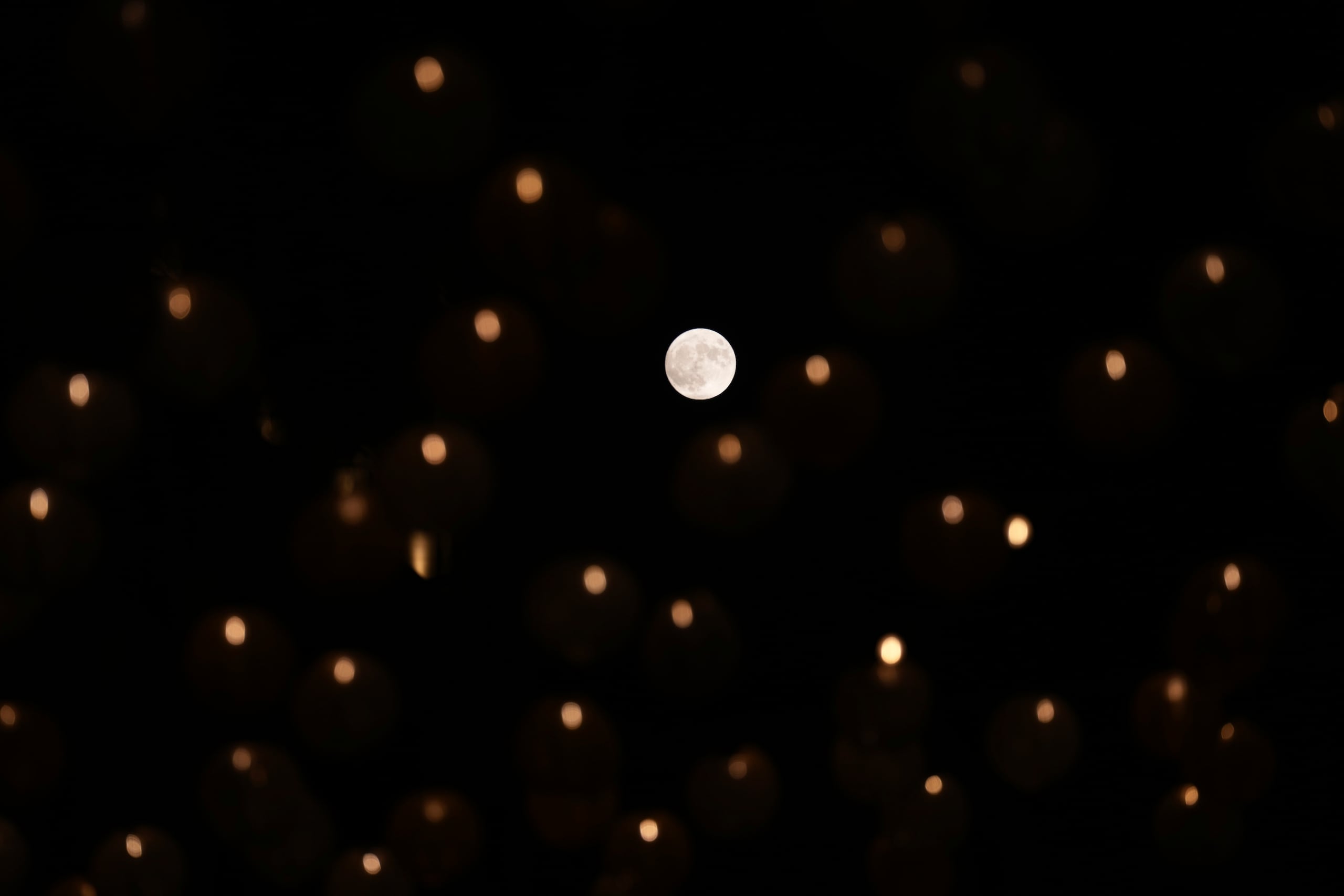 La superluna en el cielo de Gaza, el miércoles 30 de agosto de 2023. (AP Foto/Adel Hana)
