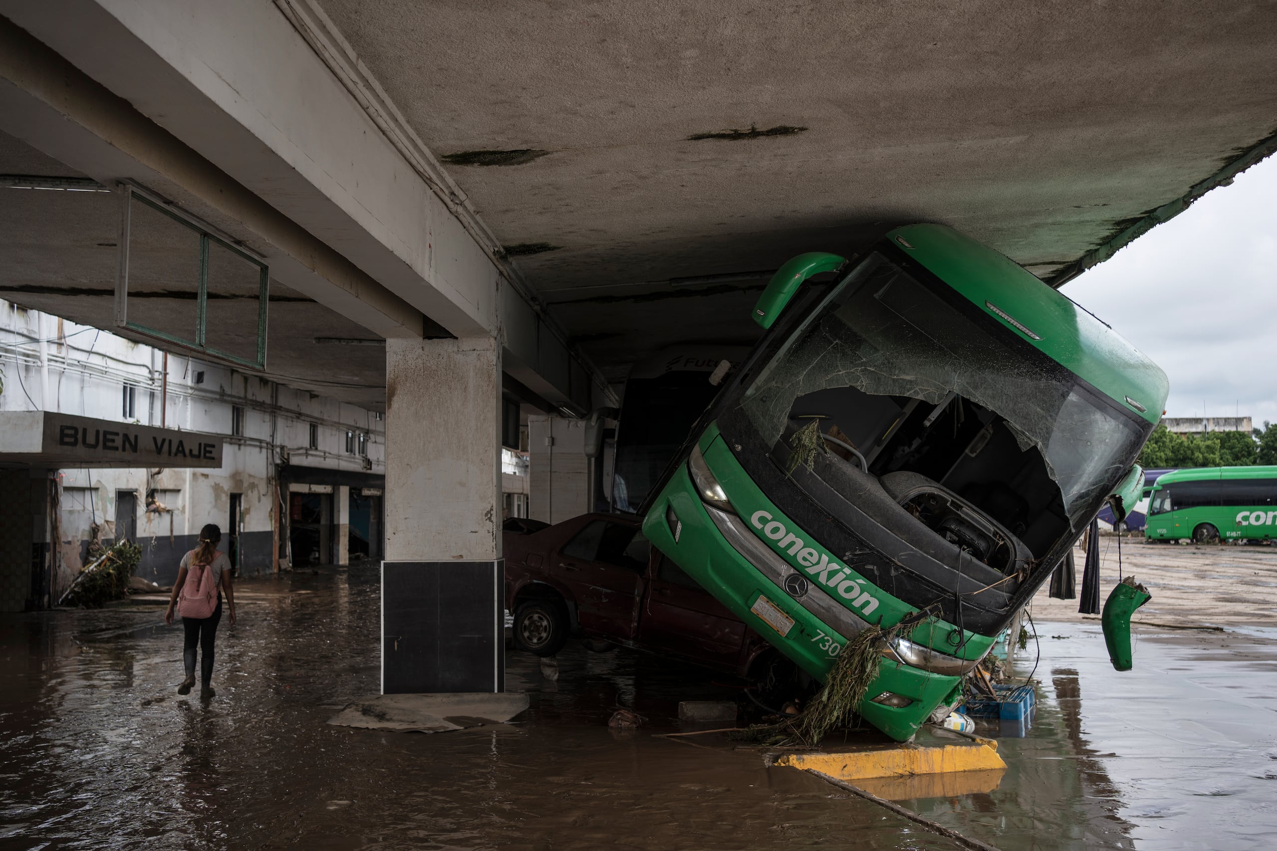 Luego que las aguas retrocedieron, lo que quedó fue destrucción total y las combinaciones, a veces desconcertantes, que se forman cuando la naturaleza choca con lo creado por el hombre.