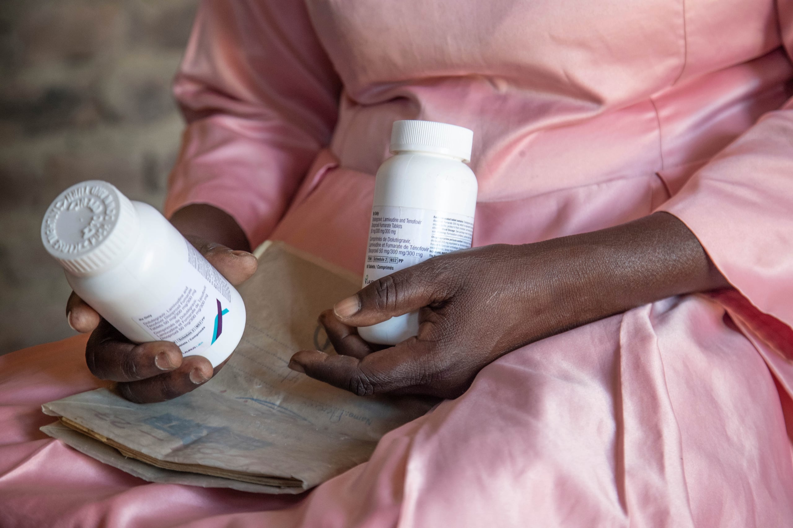 Florence Makumene con medicinas contra el VIH que recibió mediante el programa llamado PEPFAR, en su vivienda en Harare, Zimbabue, el 7 de febrero del 2025. (AP foto/Aaron Ufumeli)