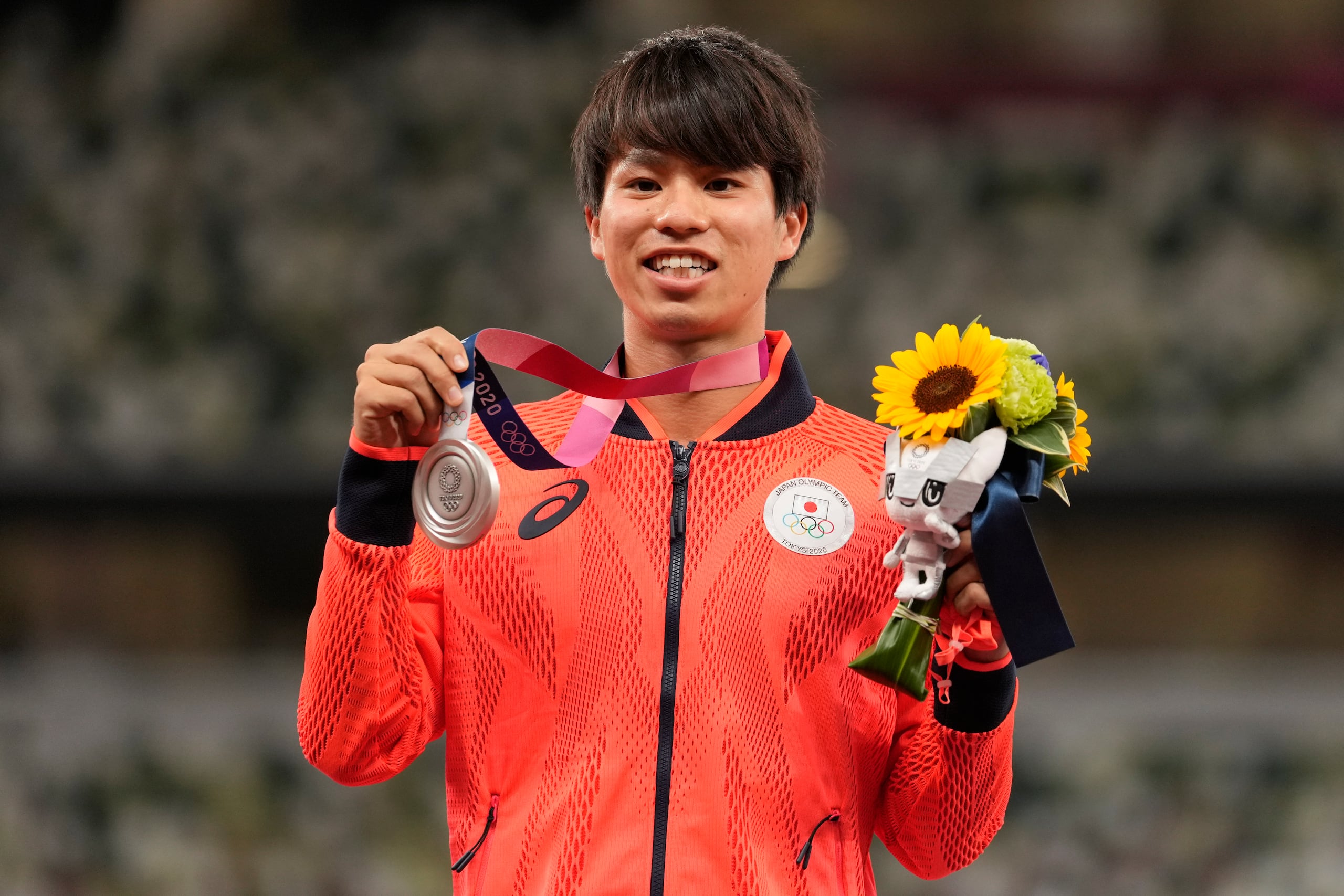 El medallista de plata de marcha Koki Ikeda, de Japón, en la ceremonia de medallas tras la carrera de 20 kilómetros de Tokio 2020.