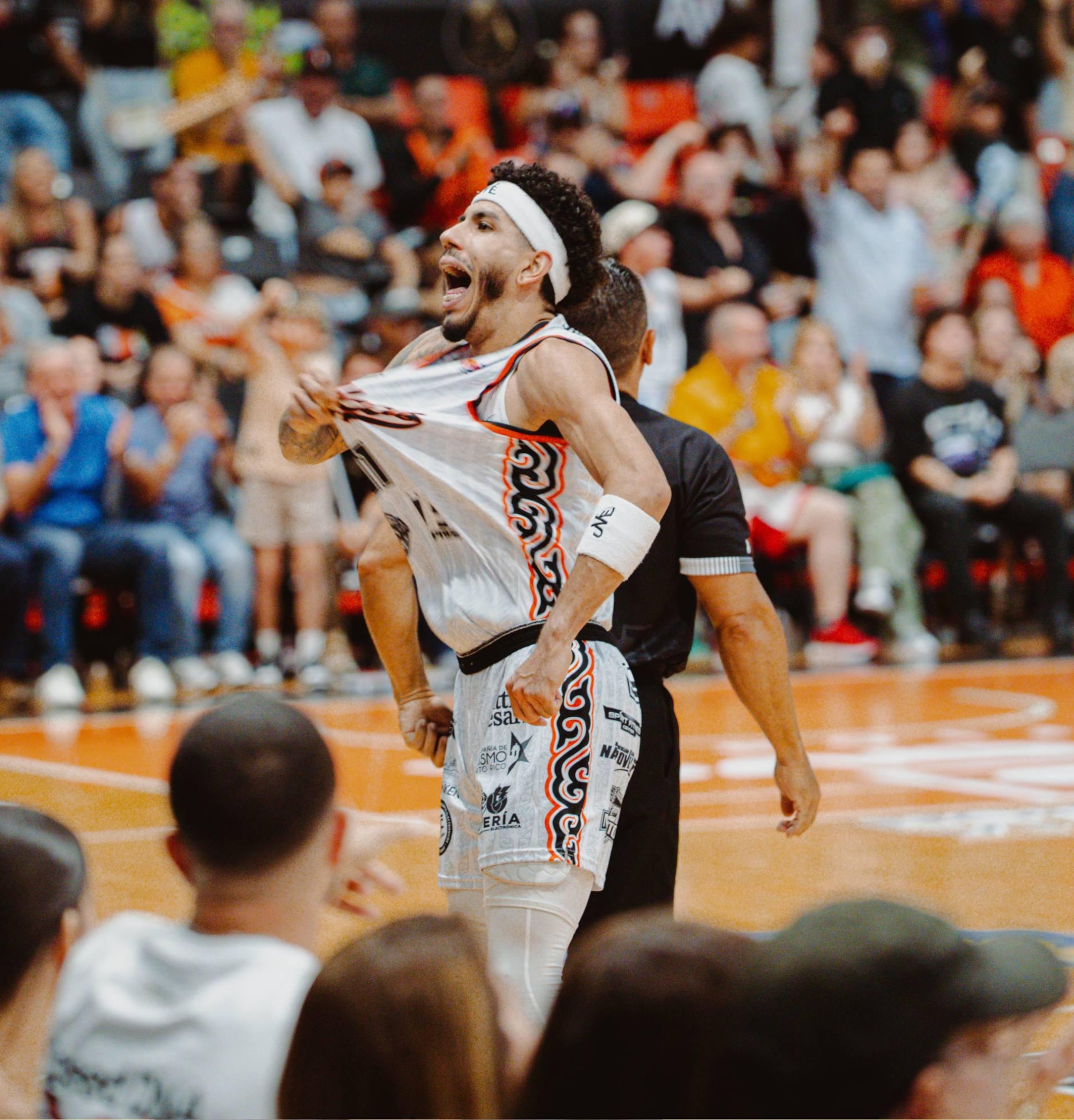 André Curbelo, de los Atléticos de San Germán, celebra durante el triunfo sobre los Leones de Ponce.