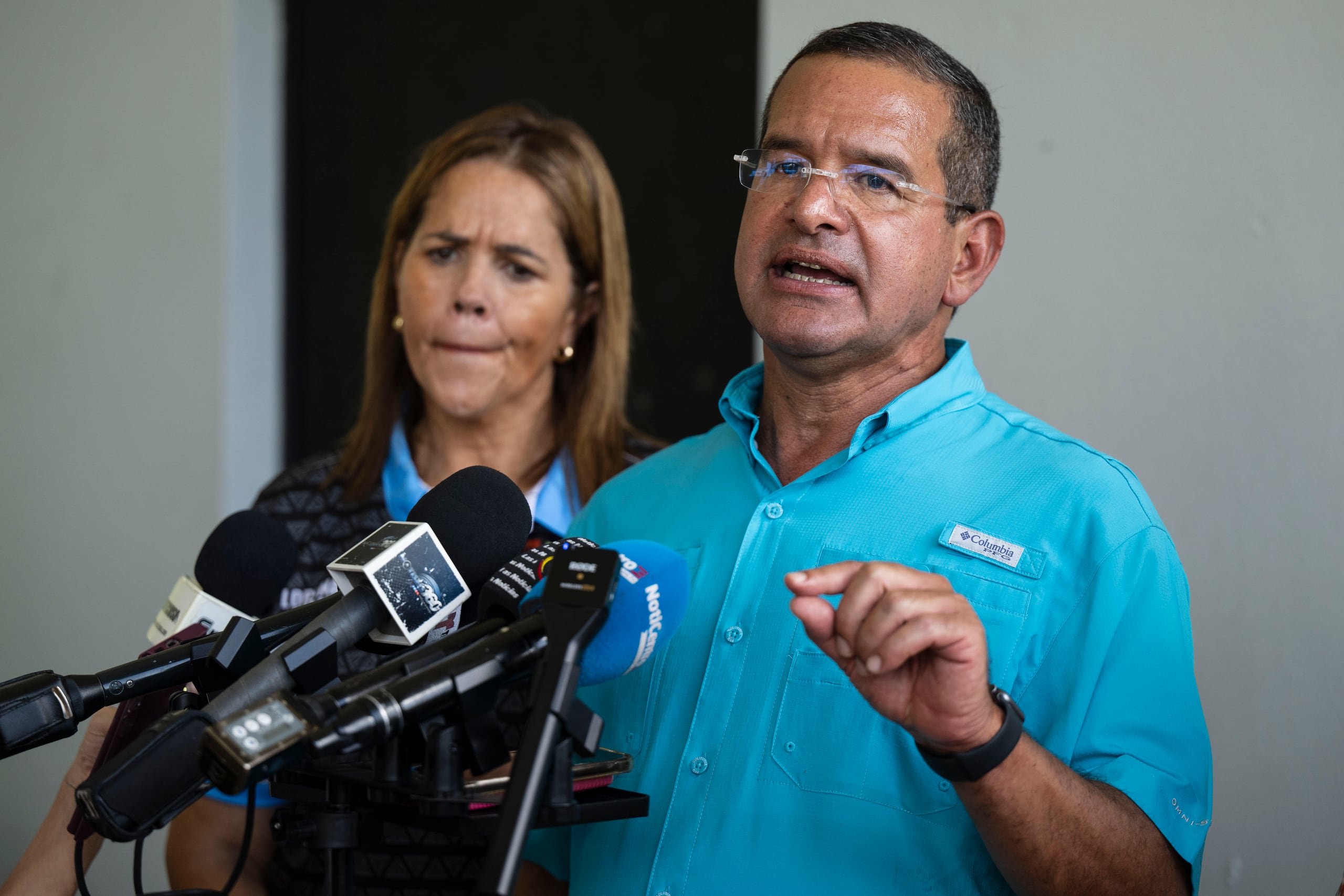 Pierluisi sostuvo que "en algunas agencias sensitivas estábamos teniendo dificultad en el reclutamiento, en puestos importantes gerenciales, y se ajustaron los salarios o se le concedieron diferenciales a ese personal".