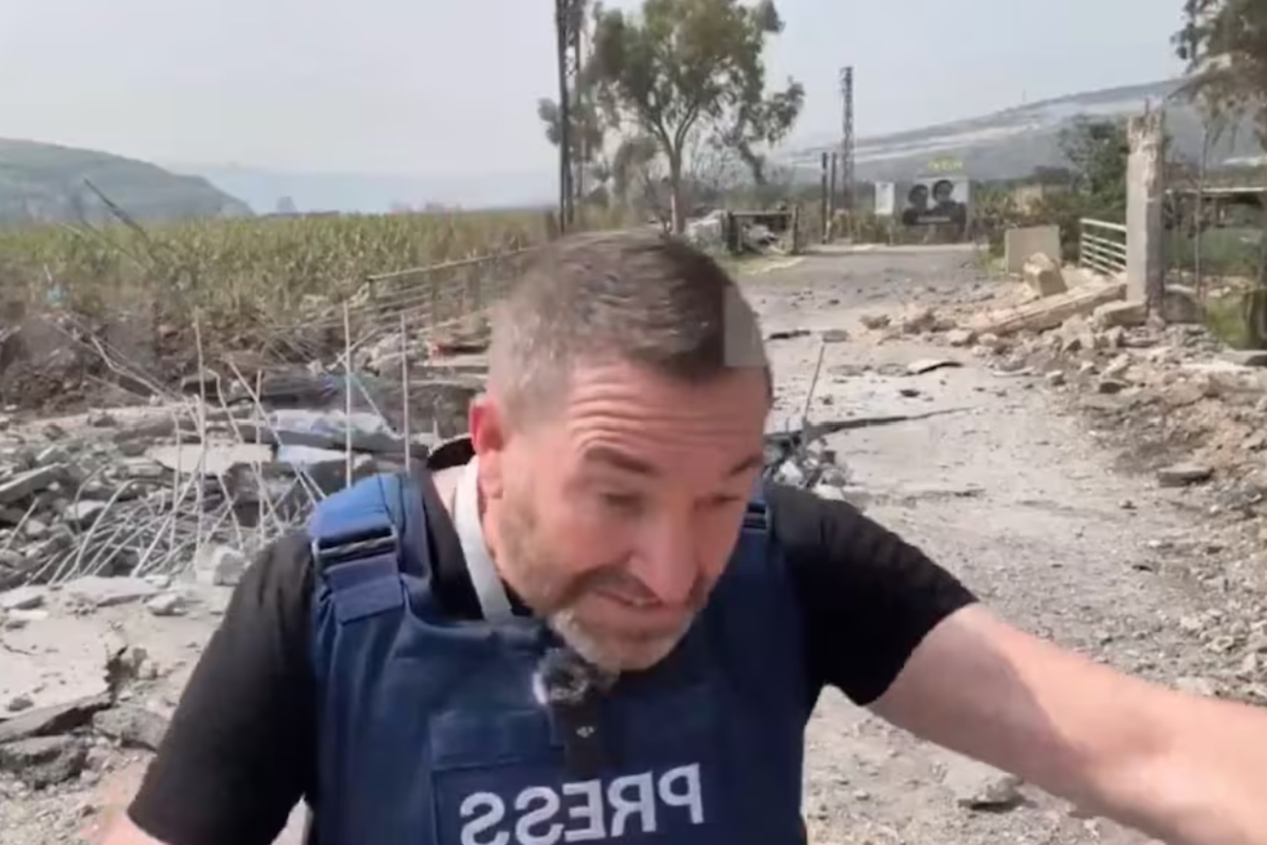 En el video se puede ver cómo un proyectil impacta a pocos metros del equipo periodístico