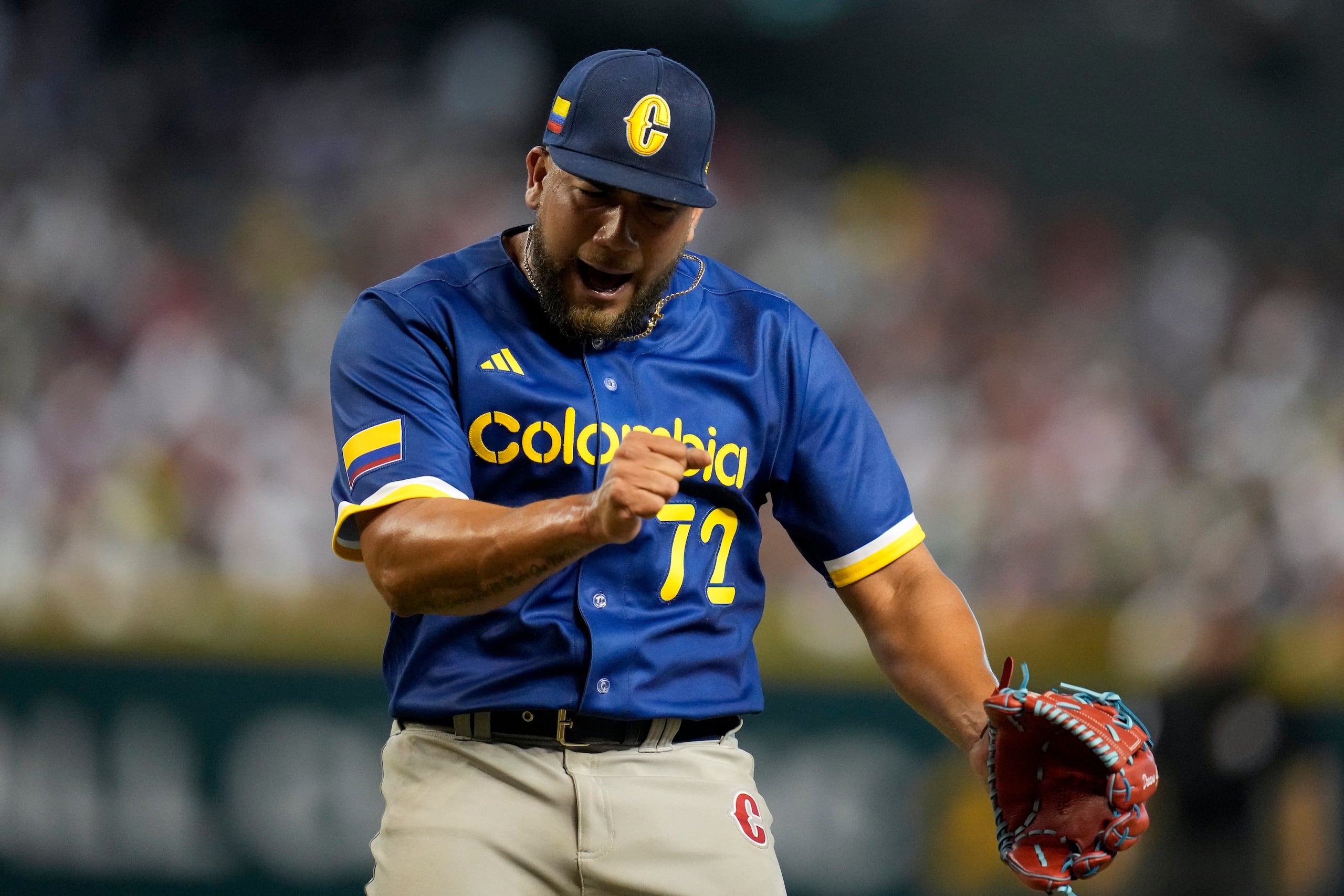 Pedro García, de Colombia, festeja durante el octavo inning del juego ante México en el Clásico Mundial de Béisbol en el 2023.