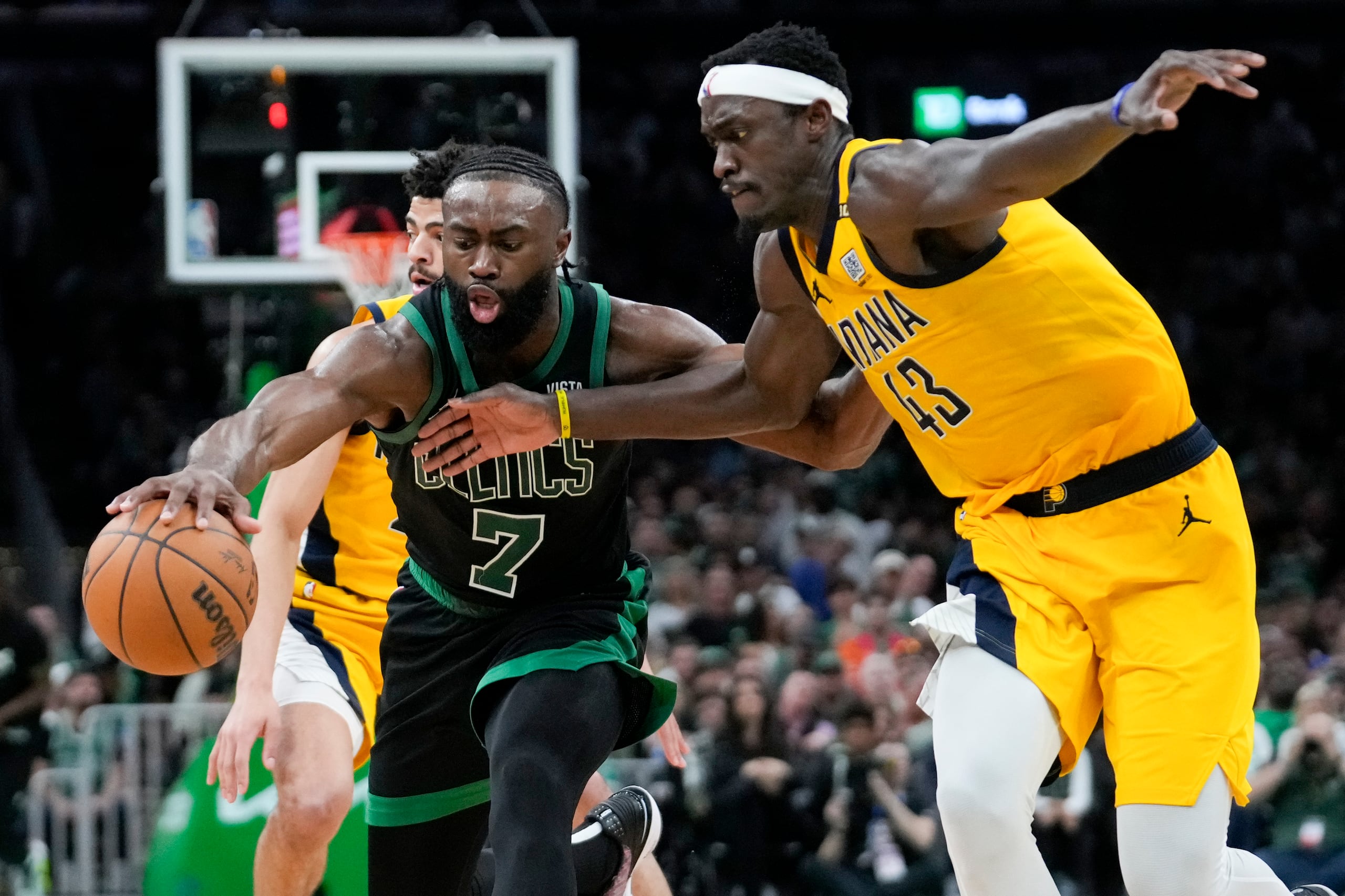 Jaylen Brown, de los Celtics de Boston, lucha por el balón ante la defensa de Pascal Siakam, de los Pacers de Indiana.