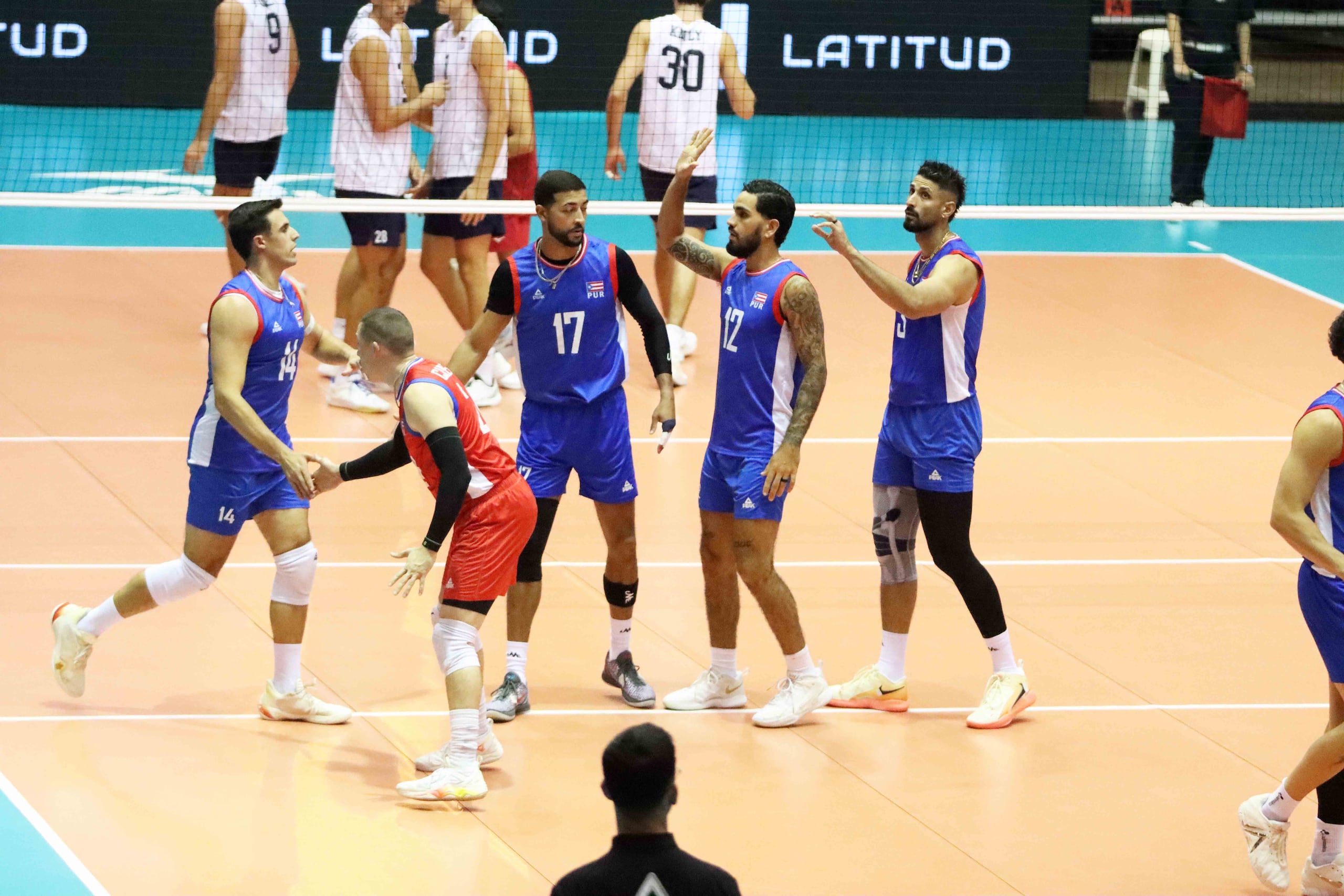 Puerto Rico, aquí celebrando una jugada en el partido ante Estados Unidos el jueves, volverá a verse las caras con ese oponente hoy en una de las semifinales del torneo.