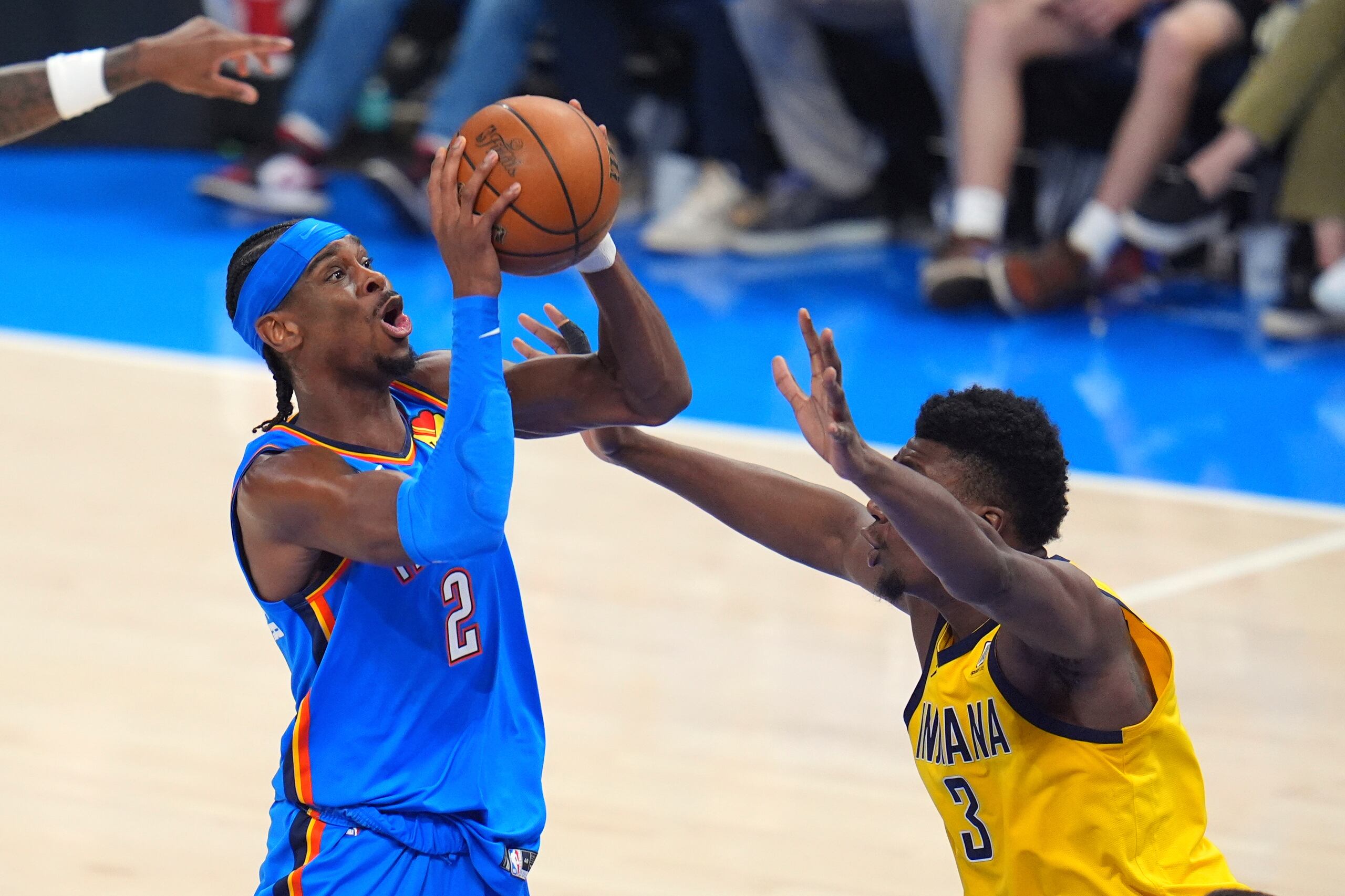 Shai Gilgeous-Alexander (2), del Thunder de Oklahoma City, tira a la canasta con la marca defensiva de Thomas Bryant (3), de los Pacers de Indiana, durante la primera mitad del segundo juego de las Finales de la NBA, el domingo 8 de junio de 2025, en Oklahoma City. (AP Foto/Julio Cortez)