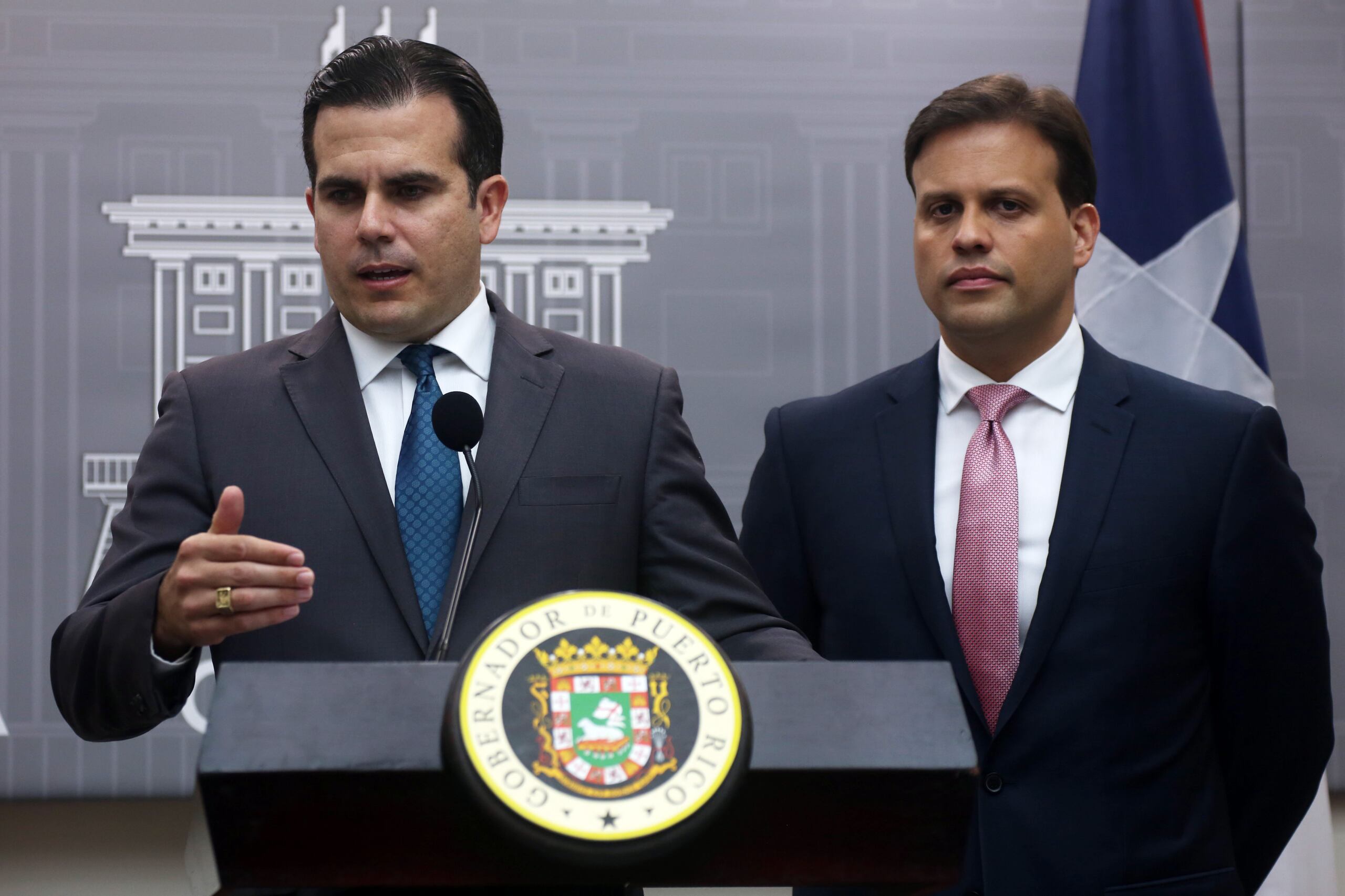 El exgobernador Ricardo Rosselló, junto al que fuera su representante ante la Junta de Supervisión Fiscal (JSF), Elías Sánchez. (Archivo / GFRMedia)