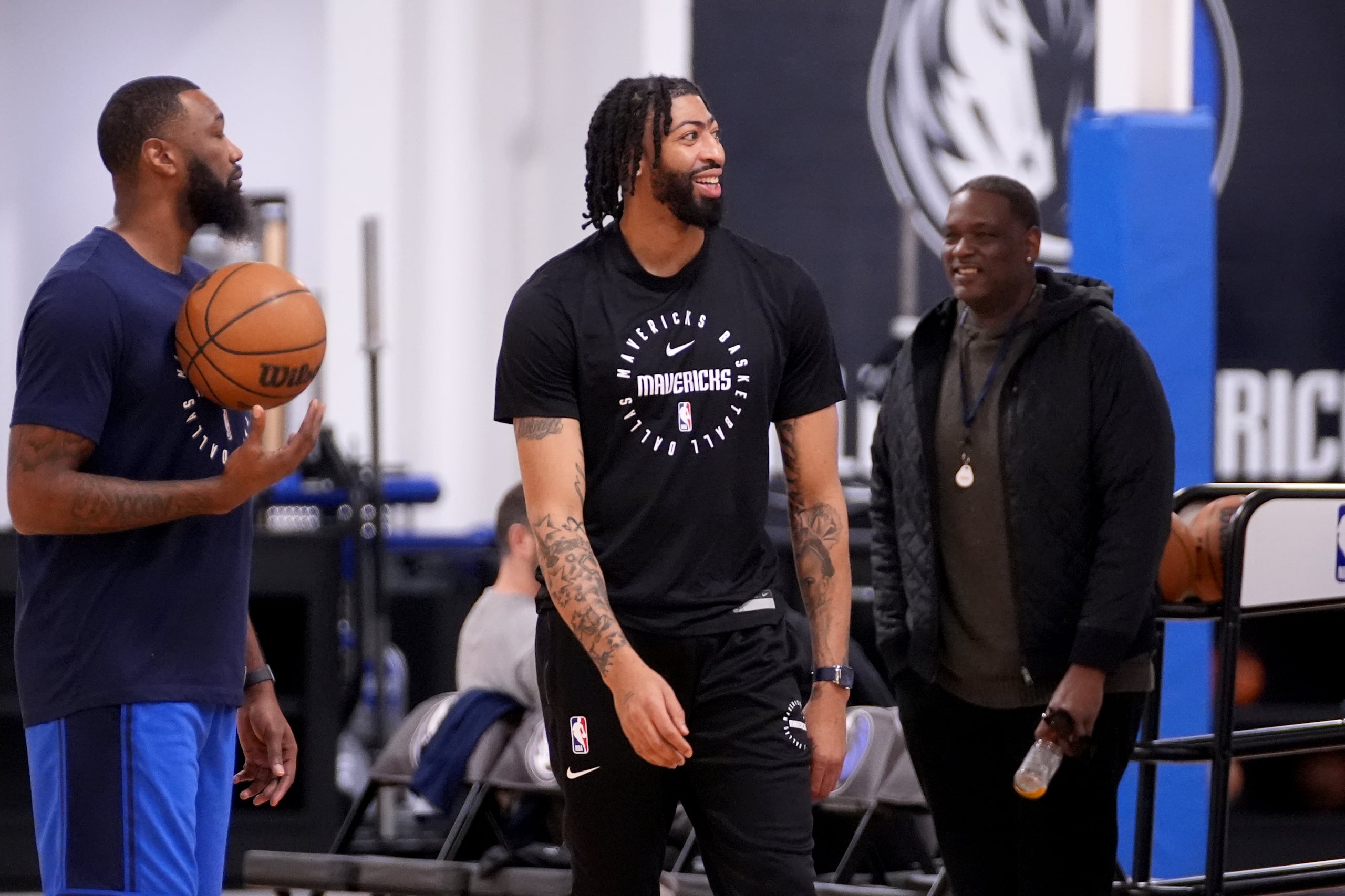 Anthony Davis, al centro, durante una práctica de los Mavericks de Dallas.
