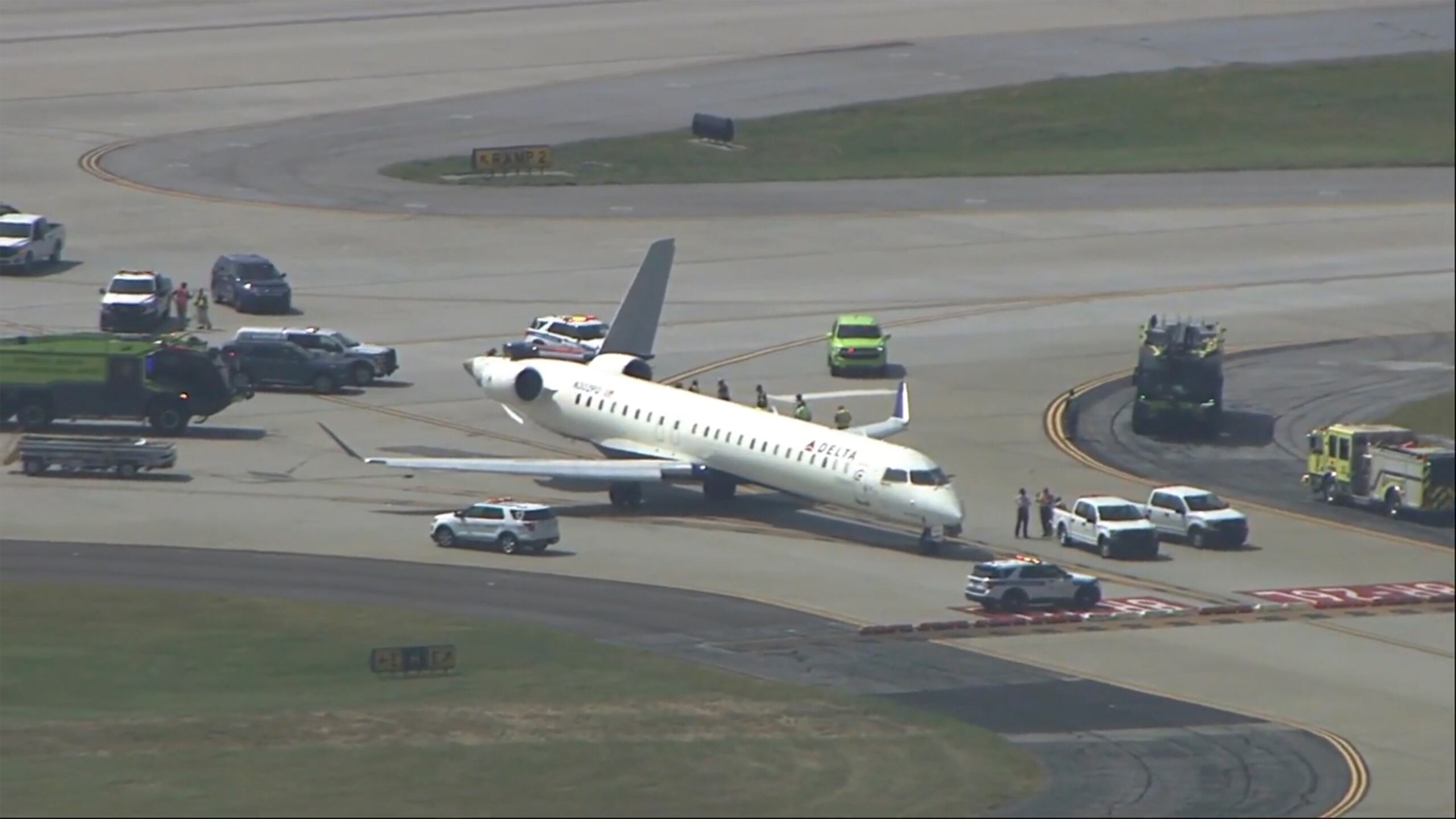 Un avión dañado en el Aeropuerto Internacional Hartsfield-Jackson de Atlanta después de colisionar con otro avión en una calle de rodaje, el 10 de septiembre de 2024.