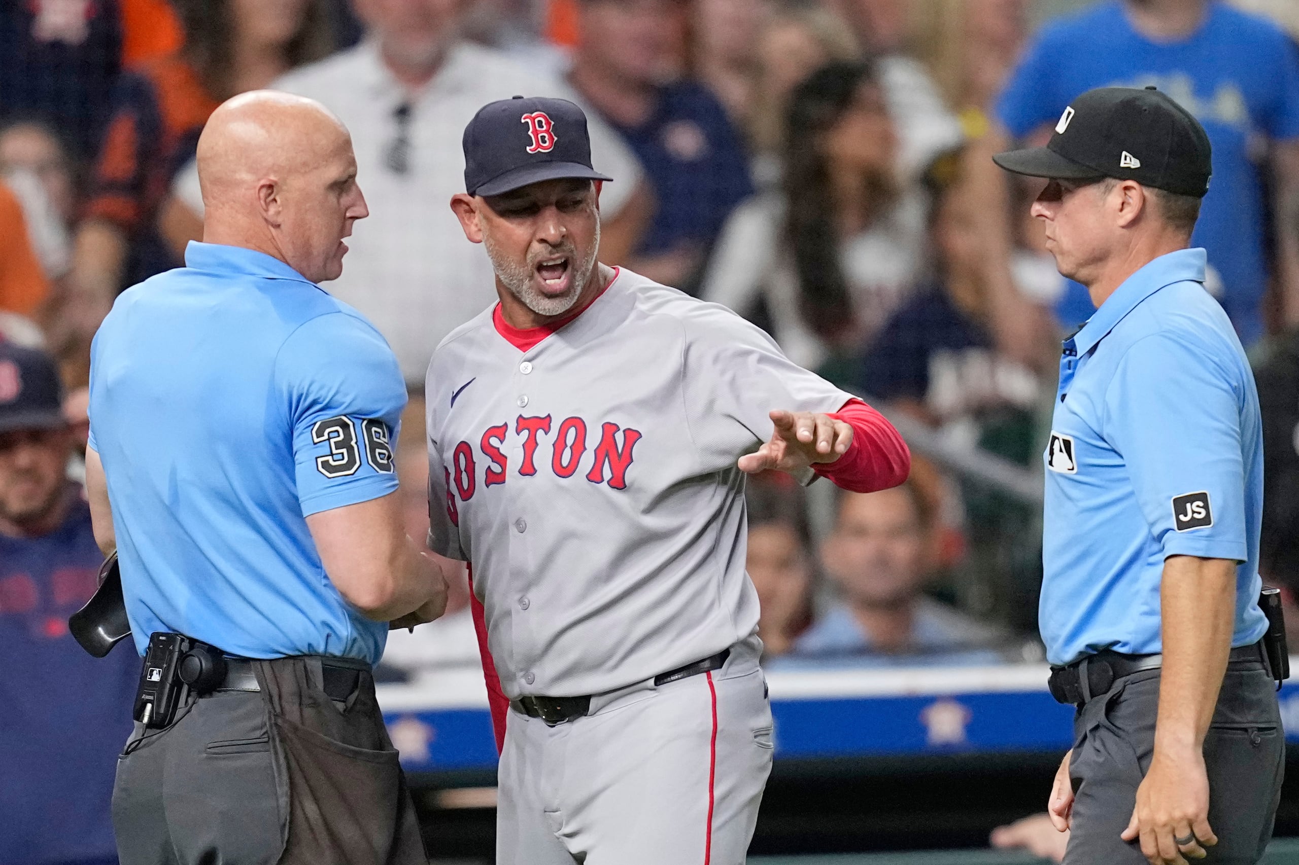 El dirigente de los Red Sox, Alex Cora, reclamaba como balk que el lanzador cambió su postura en la lomita entre lanzamientos.
