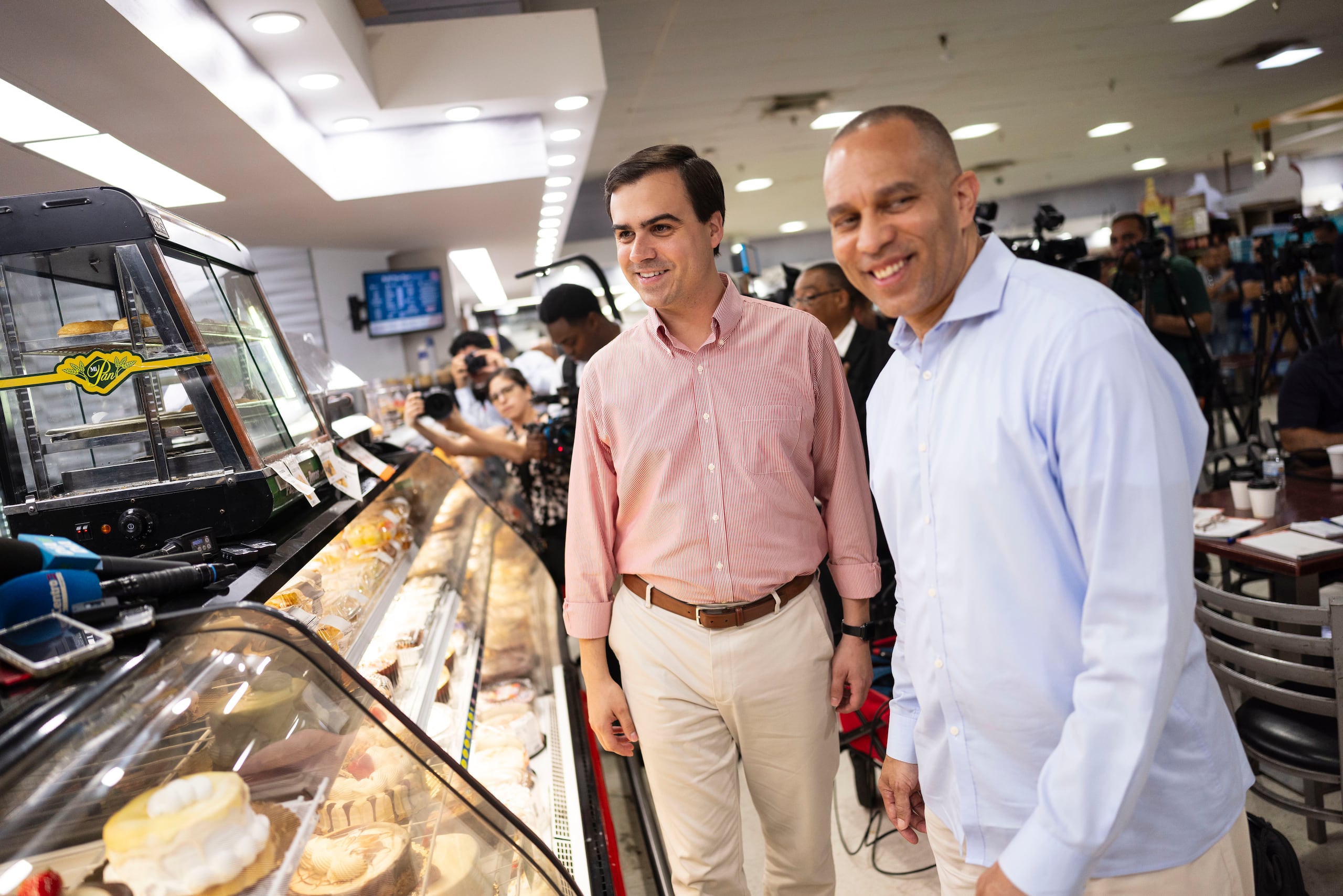Los funcionarios visitaron el supermercado Econo Altamira, en Guaynabo.