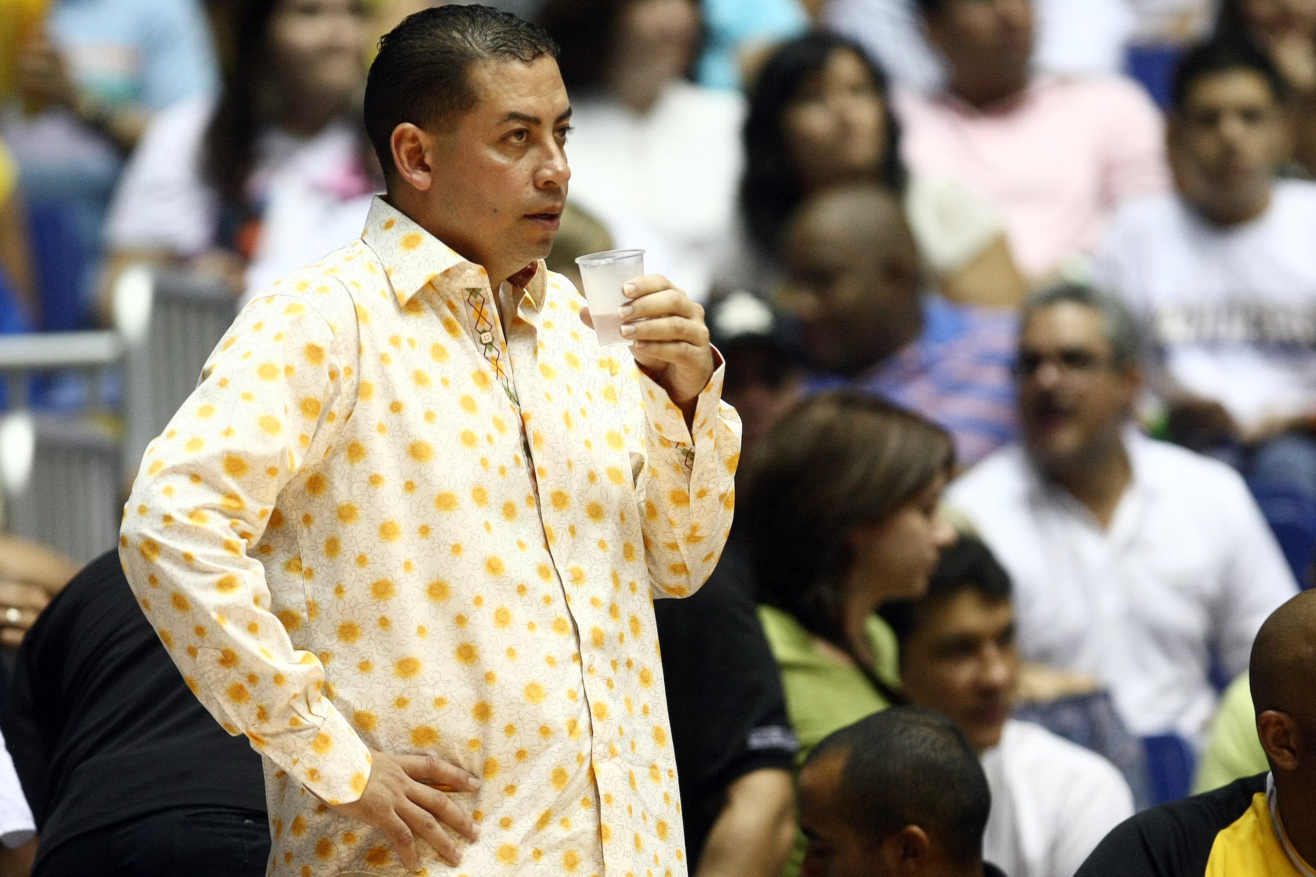 David Rosario, como dirigente de los Capitanes de Arecibo, en la final de 2010 del BSN contra los Vaqueros de Bayamón.