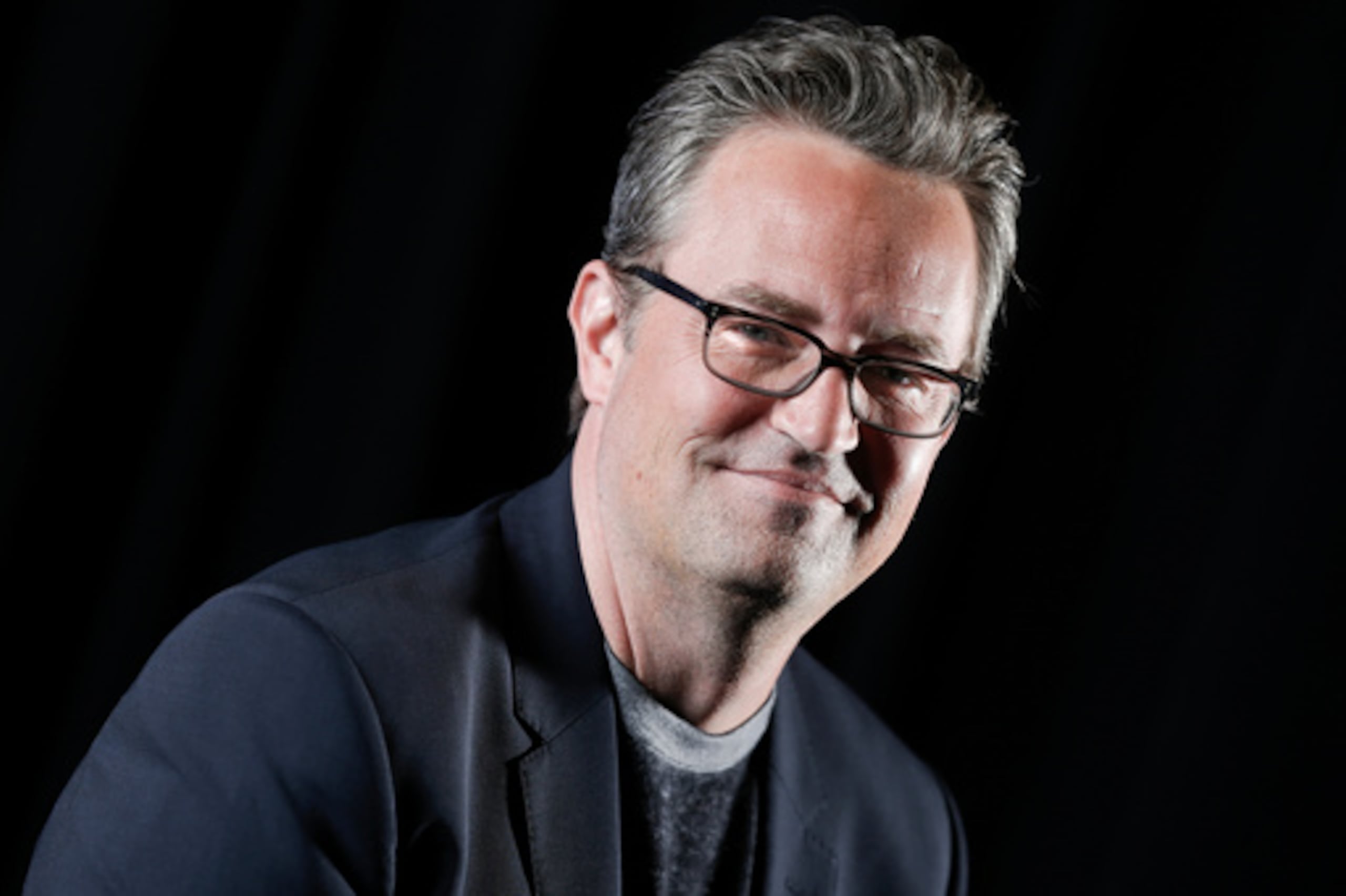 ARCHIVO - Matthew Perry posa para un retrato en Nueva York el 17 de febrero de 2015. (Foto de Brian Ach/Invision/AP, Archivo)