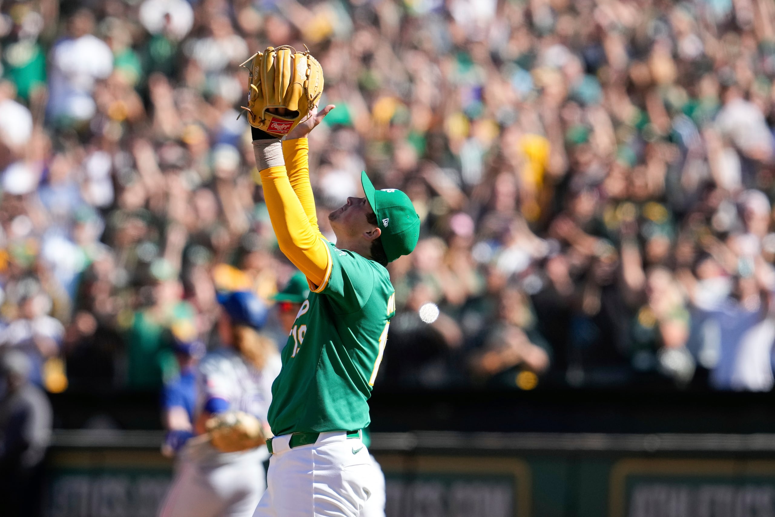 El lanzador Mason Miller celebra la victoria de los Athletics de Oakland sobre los Rangers de Texas.