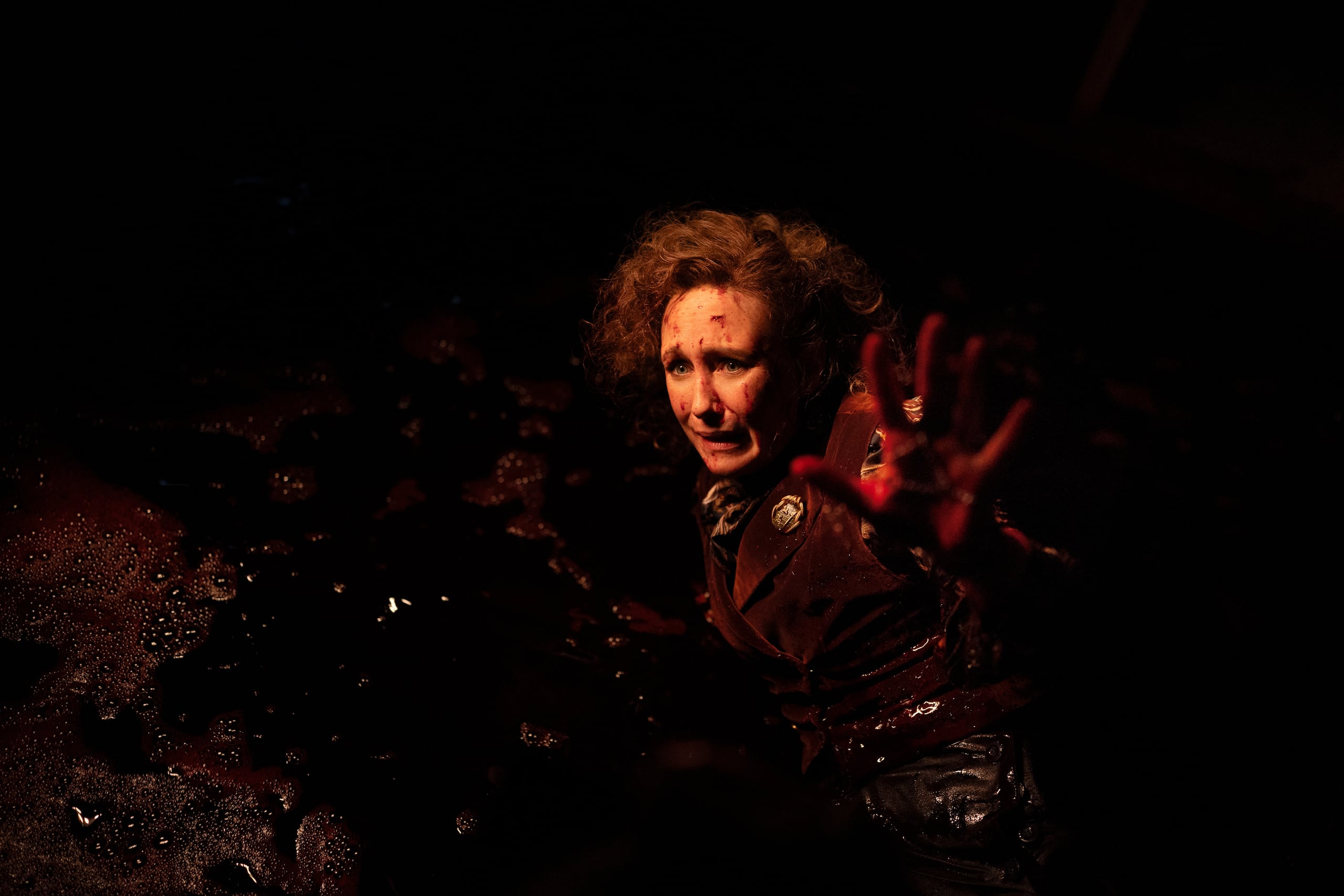 Vera Farmiga en una escena de la película "The Conjuring: Last Rites", que cierra la saga basada en los casos de Ed y Lorraine Warren.