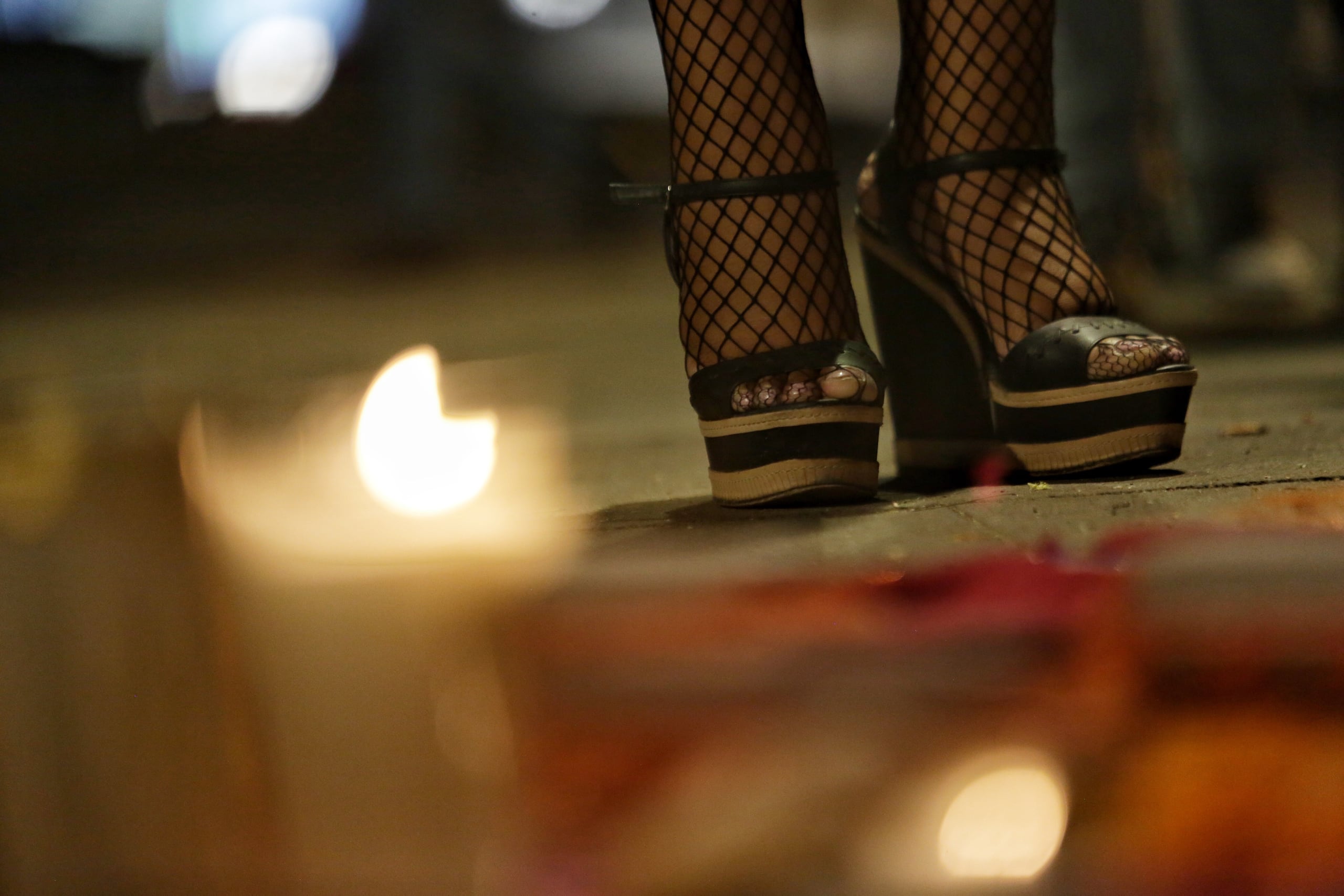 Las mujeres se encontraban bajo coacción y con las salidas limitadas, además, se les obligaba a realizar bailes privados para clientes, a cambio de tarifas que cobraban directamente los administradores de los negocios.