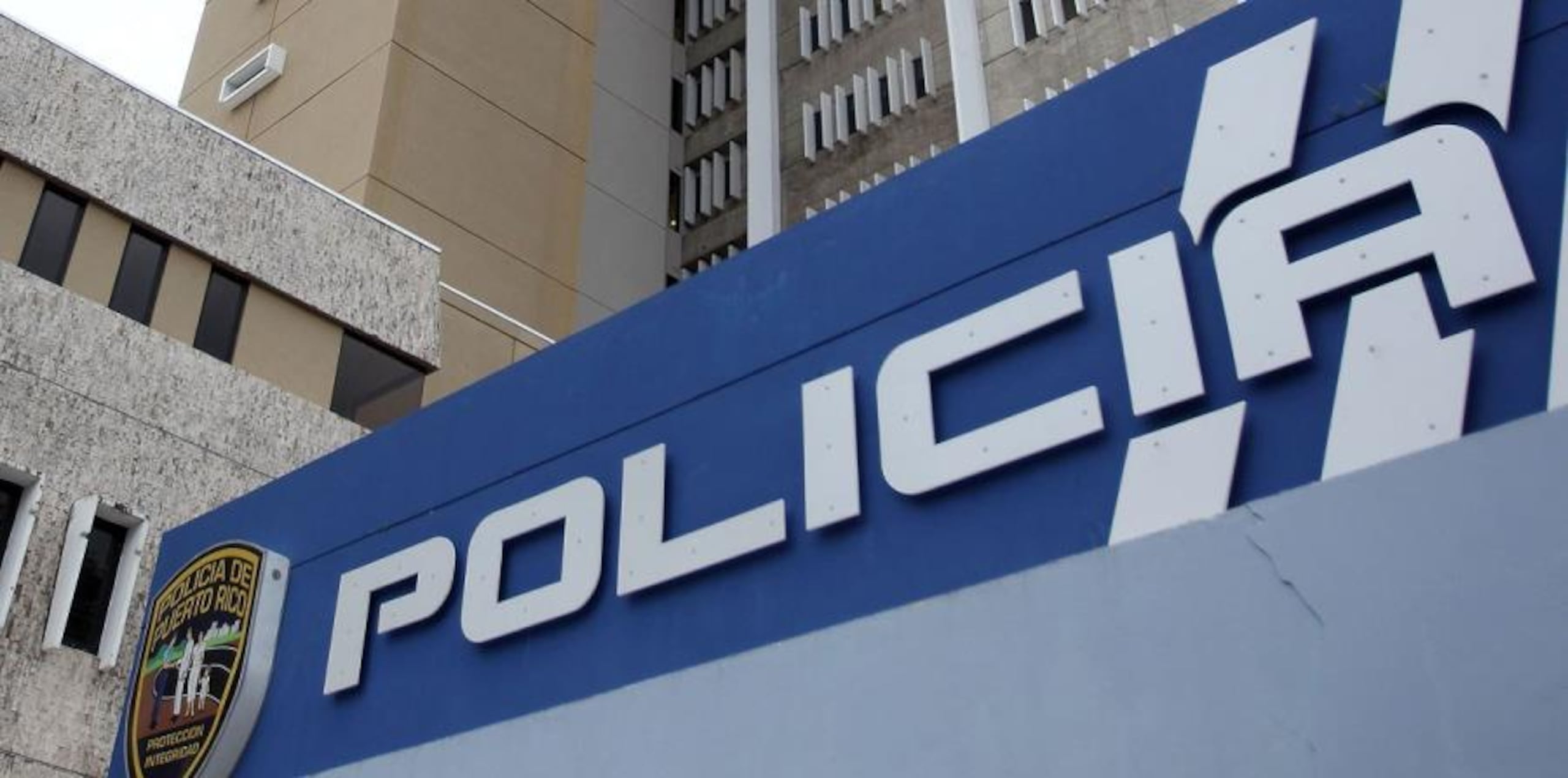 Agentes de la División de Homicidios del CIC de Vega Baja, investigan el hecho. (GFR Media)