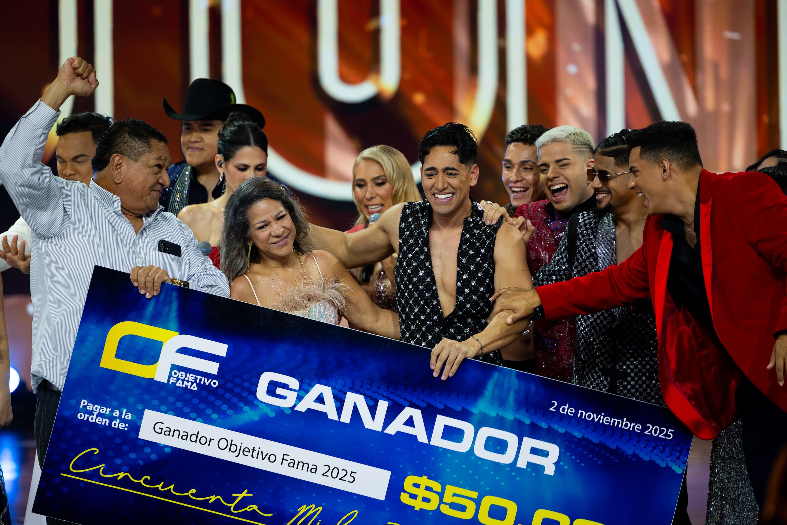 El venezolano celebra su más reciente victoria, que incluyó un cheque de $50,000 y una producción discográfica con Duars Entertainment.