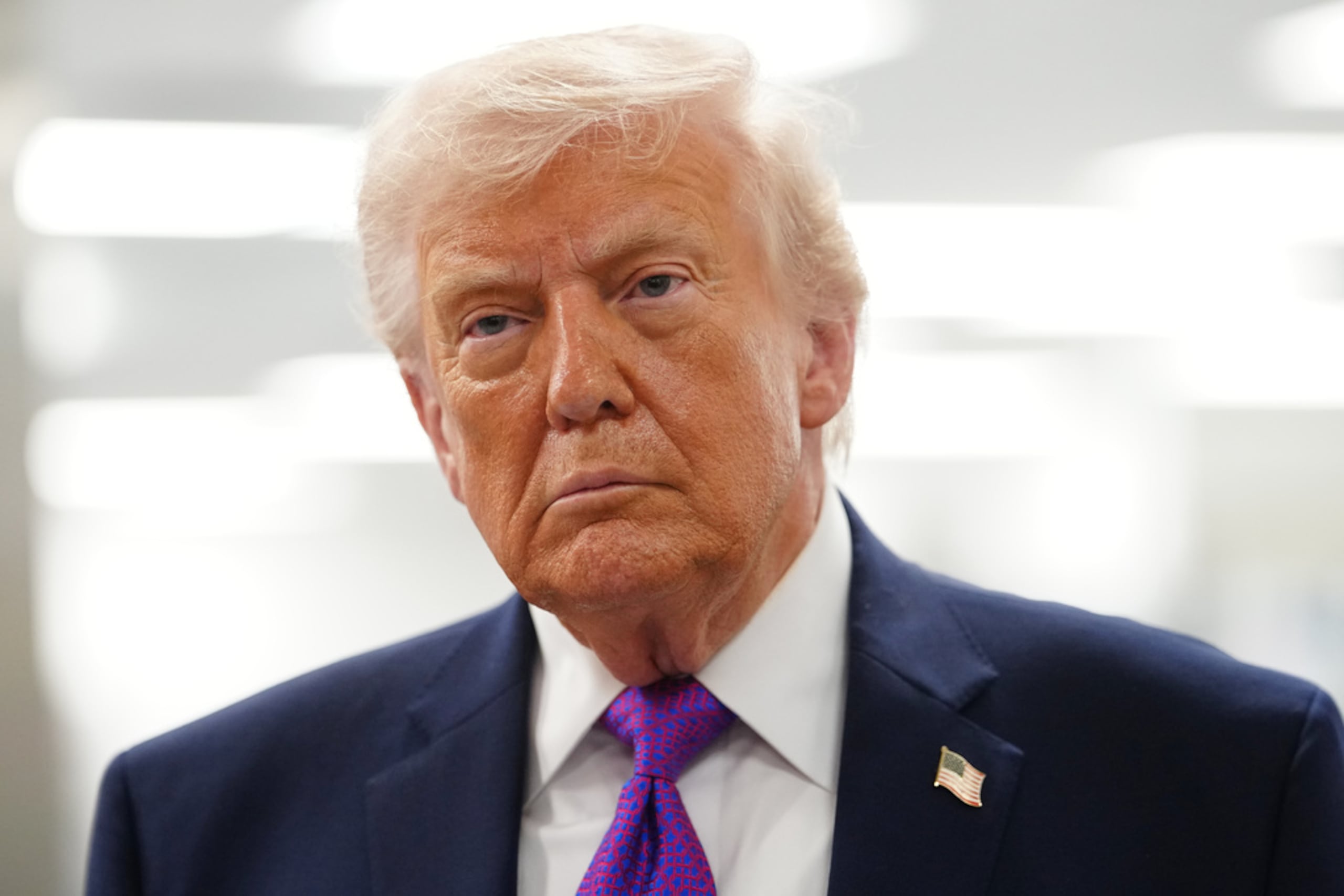 Estados Unidos “es, con diferencia, el mayor productor de petróleo del mundo, así que cuando suben los precios del petróleo ganamos mucho dinero”, escribió el mandatario en su red, Truth Social.