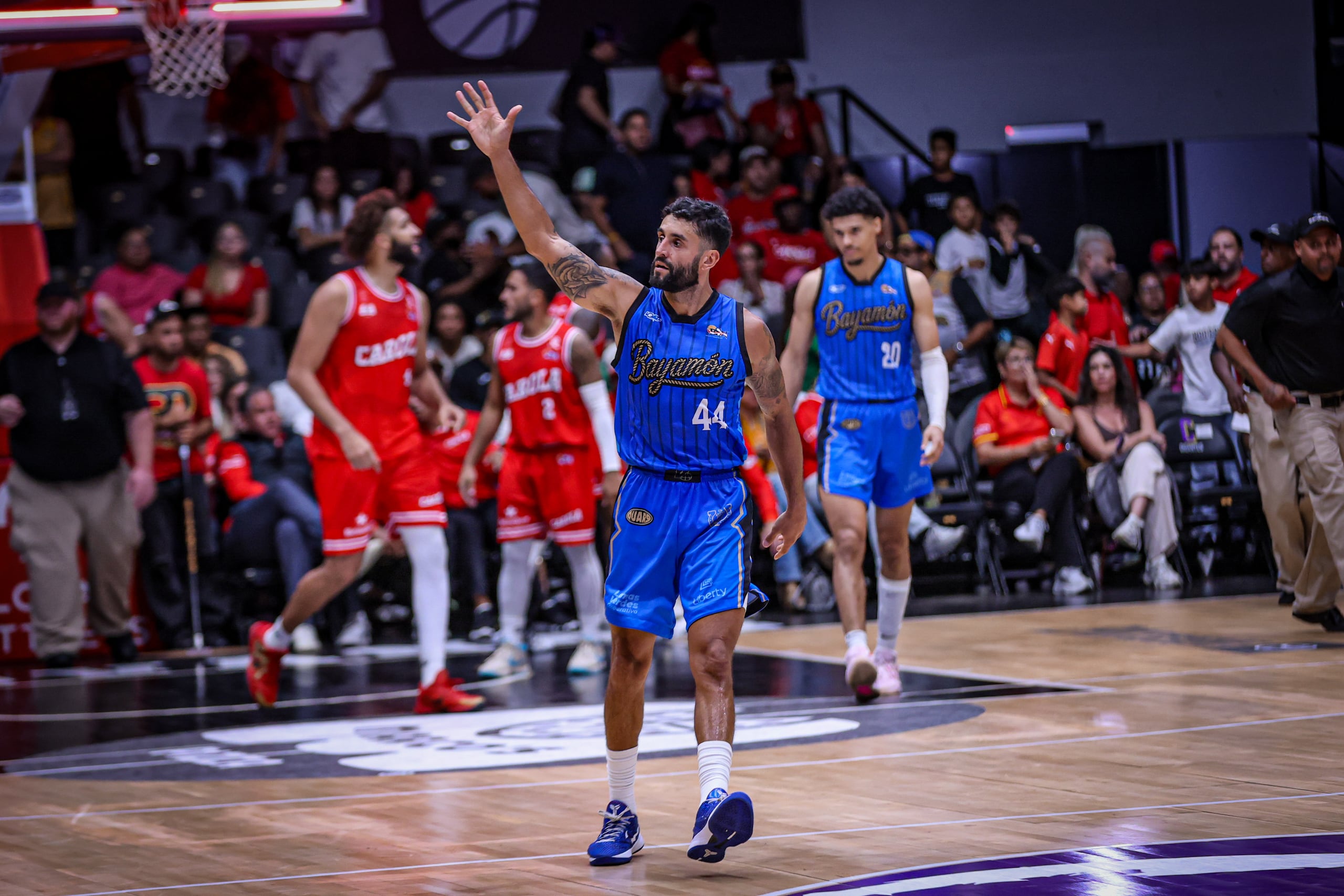 Javier Mojica, de los Vaqueros de Bayamón, celebra durante el cuarto juego de la semifinal de la Conferencia A.