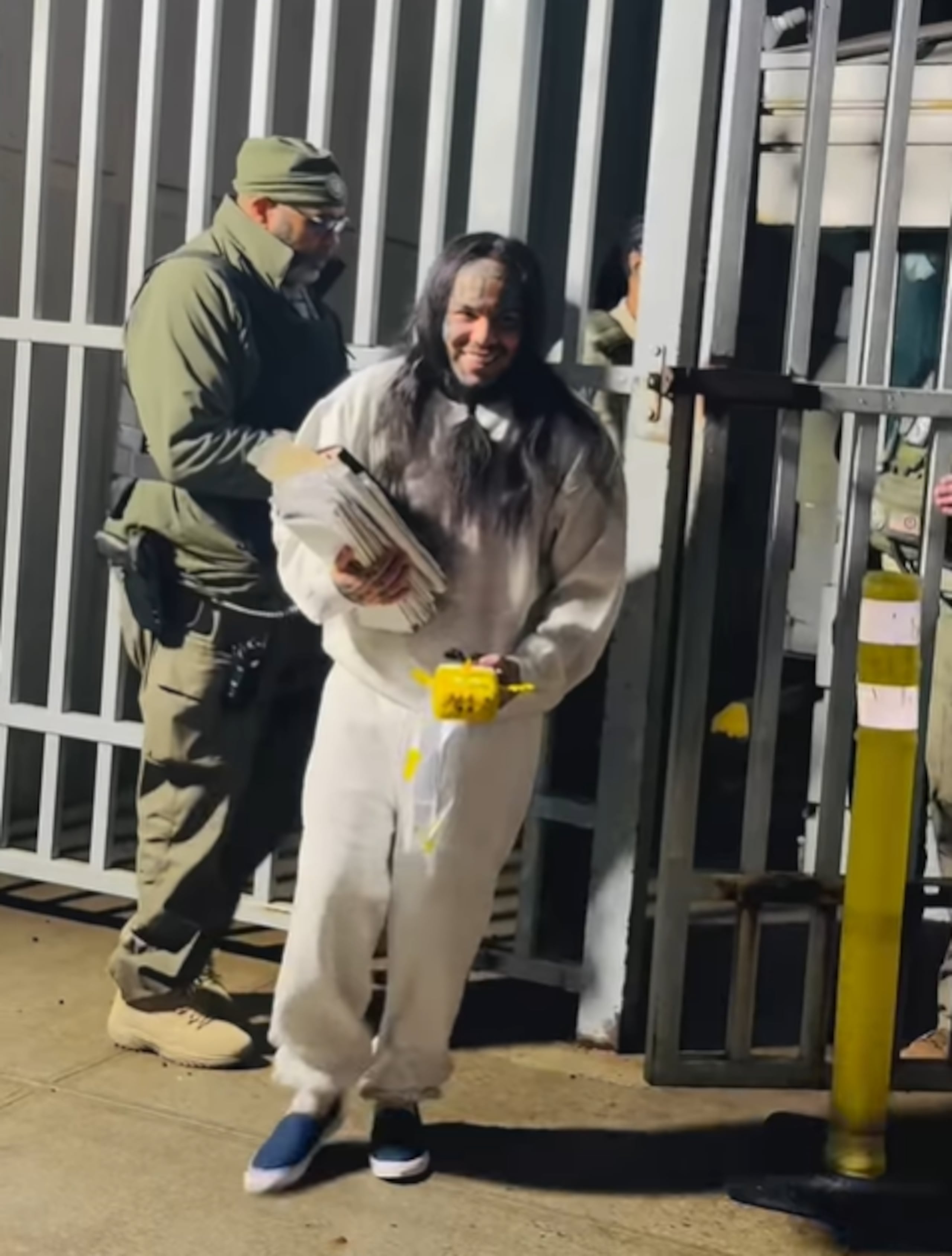El rapero Tekashi 6ix9ine al salir del Centro de Detención Metropolitano de Brooklyn.