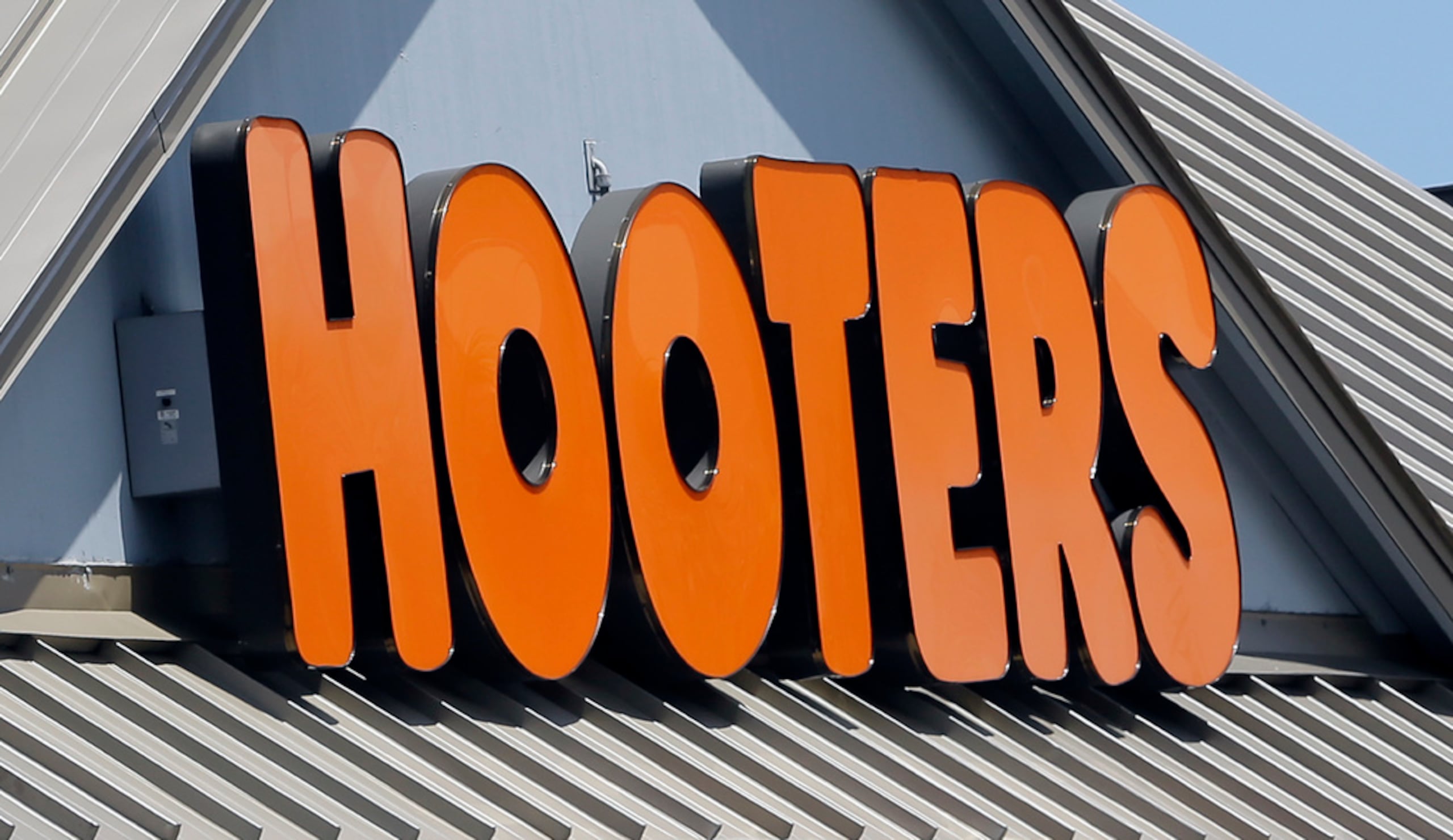 Hooters, con sede en Atlanta, Georgia, fue fundada en Clearwater, Florida, en 1983.