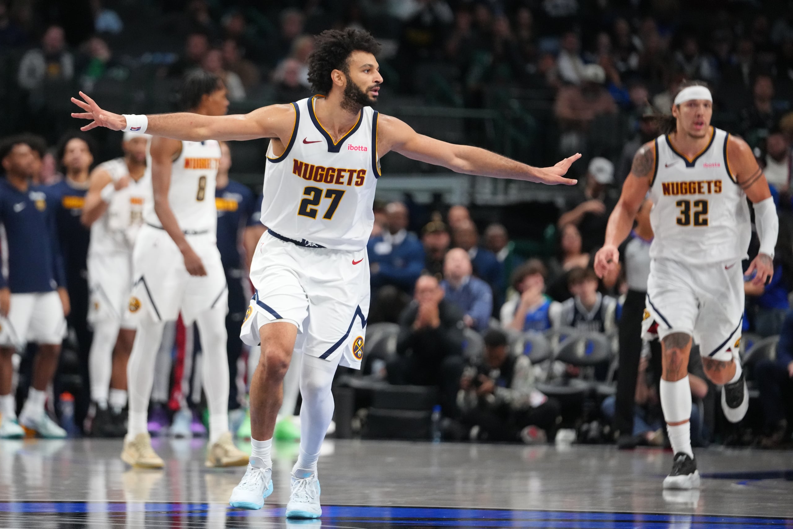 Jamal Murray, de los Nuggets de Denver, reacciona después de anotar una canasta frente a los Mavericks de Dallas durante la segunda mitad del juego de baloncesto de la NBA, el miércoles 14 de enero de 2026, en Dallas. (AP Foto/Julio Cortez)