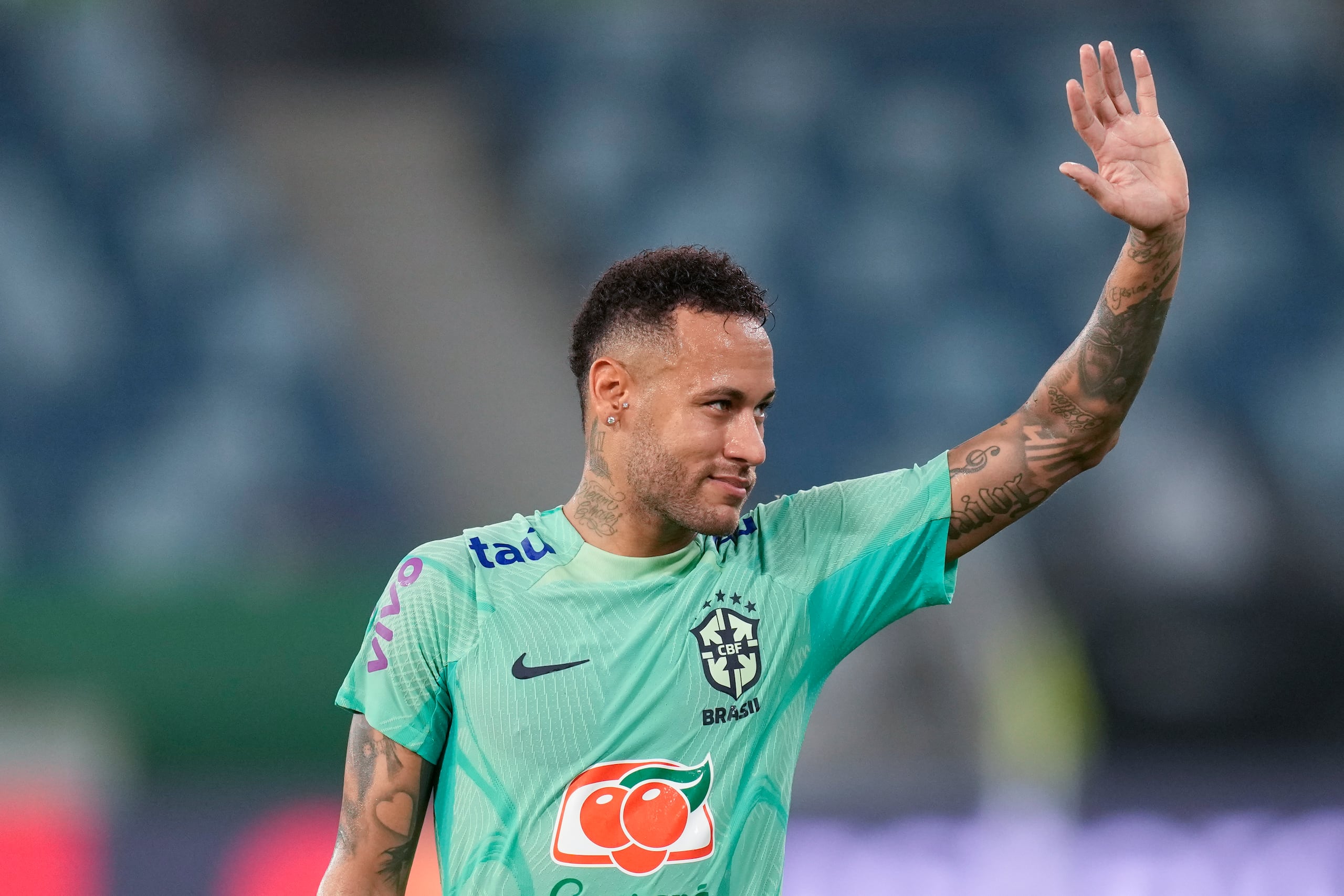 El delantero brasileño Neymar saluda a aficionados durante un entrenamiento de la selección nacional en Cuiabá, Brasil, el martes 10 de octubre de 2023.