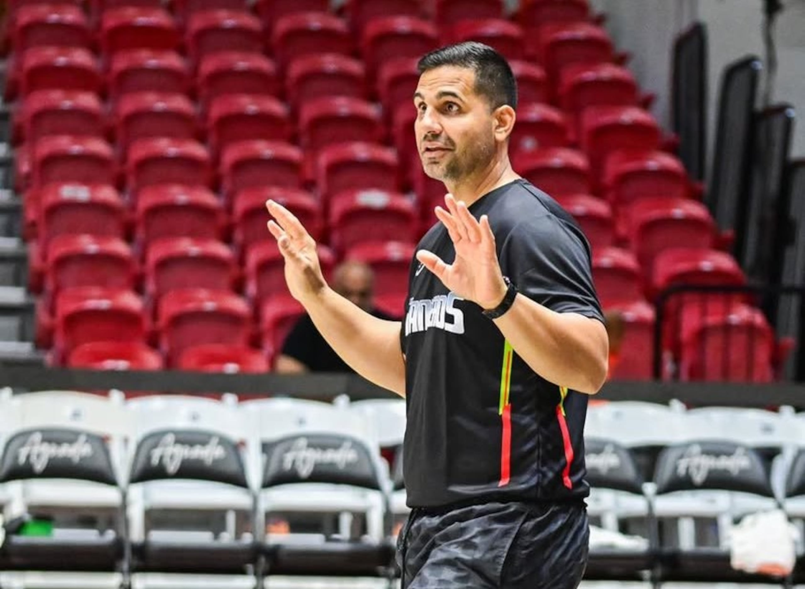 El dirigente Erick Rodríguez durante su primera práctica con los Santeros de Aguada.