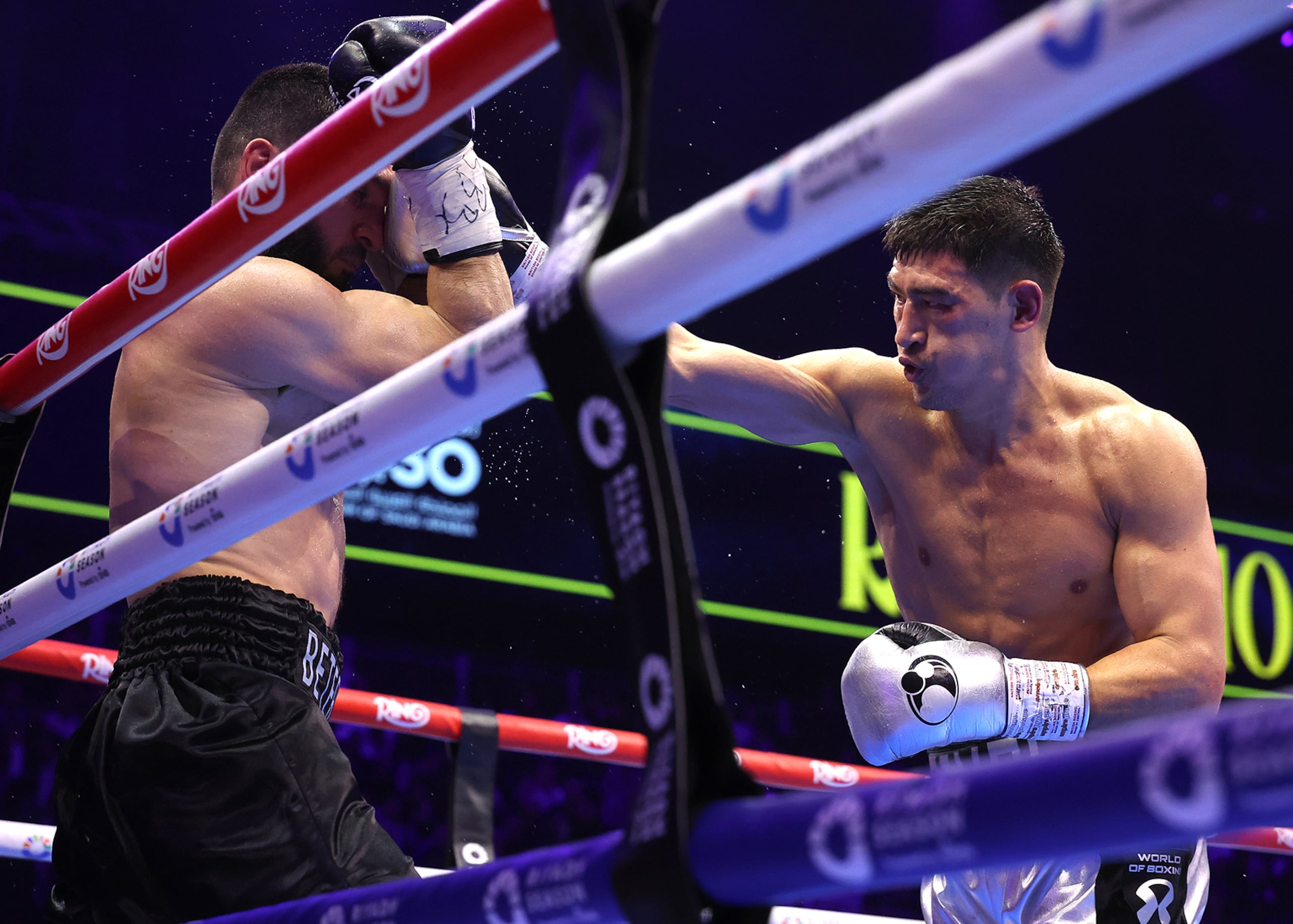 Dmitry Bivol lanza una mano al rostro de Artur Beterbiev durante su segunda pelea por el campeonato indiscutido de las 175 libras, el sábado, 22 de febrero.