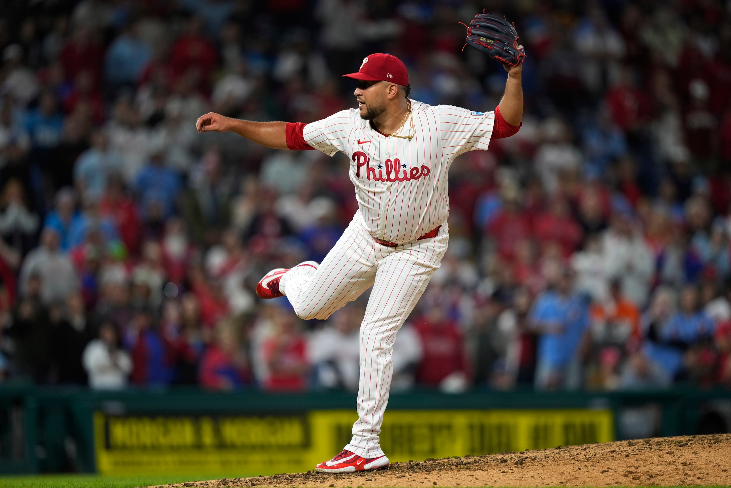 El dominicano Carlos Estévez, de los Phillies de Filadelfia, realiza un lanzamiento en el juego del 25 de septiembre de 2024.