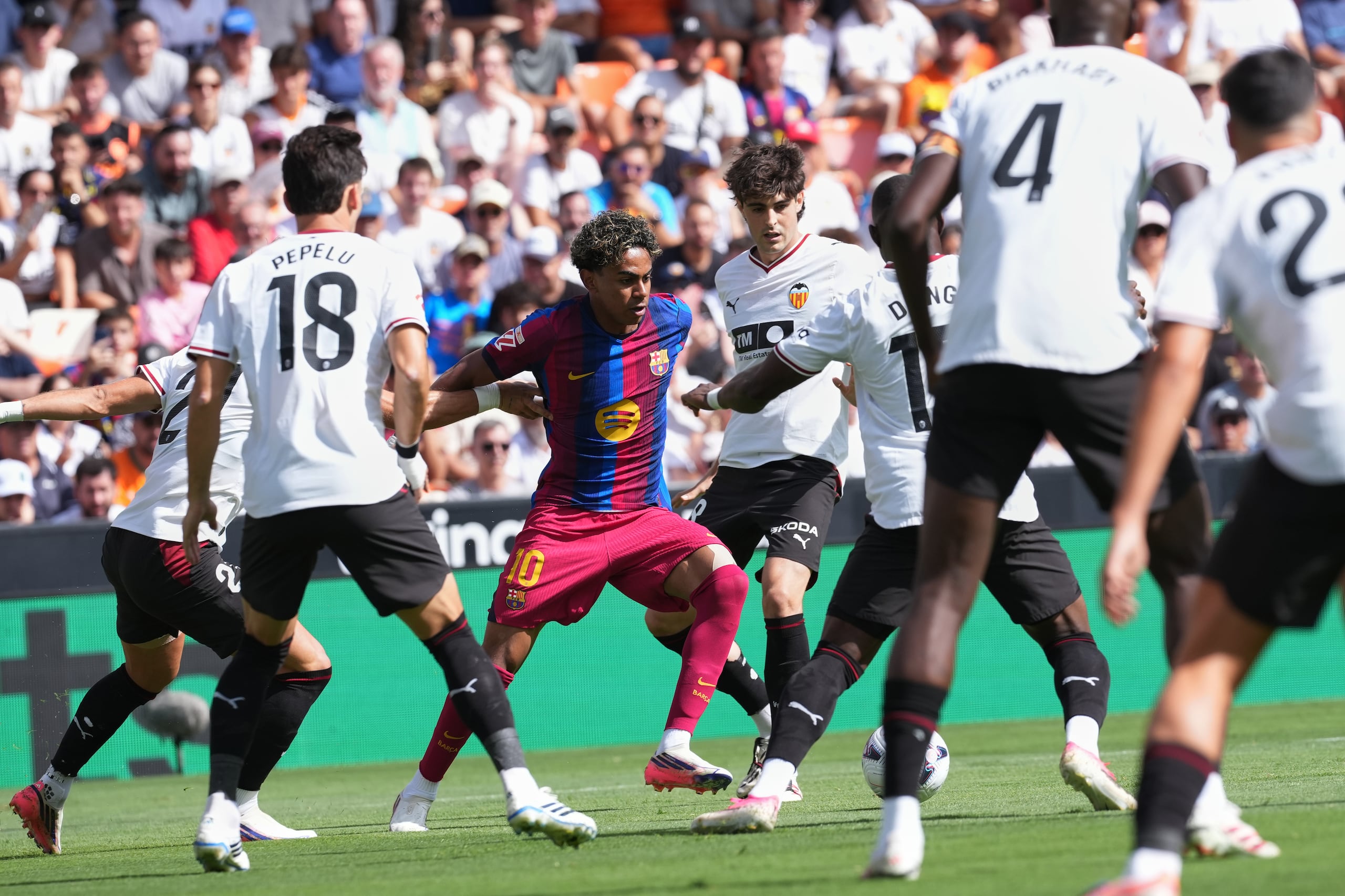 El delantero del Barcelona, Lamine Yamal, lucha por el balón durante el partido ante el Valencia.