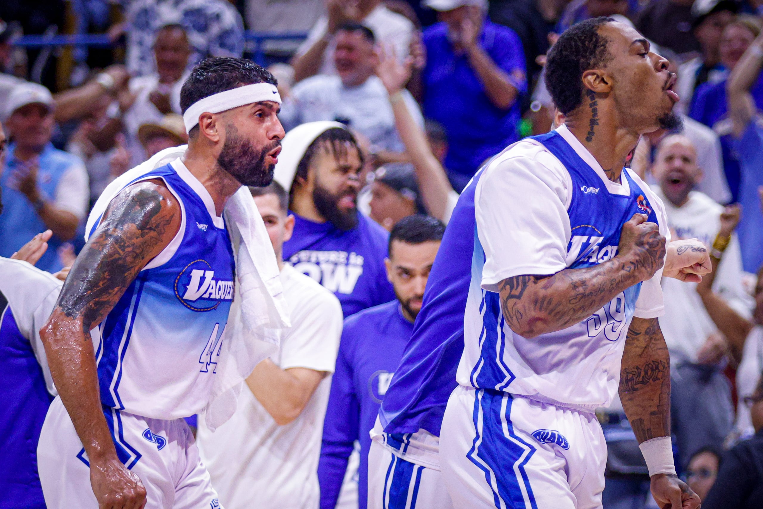 Javier Mojica celebra un canasto con el refuerzo Rayjon Tucker en el quinto juego de la final del BSN entre los Vaqueros de Bayamón y los Leones de Ponce.