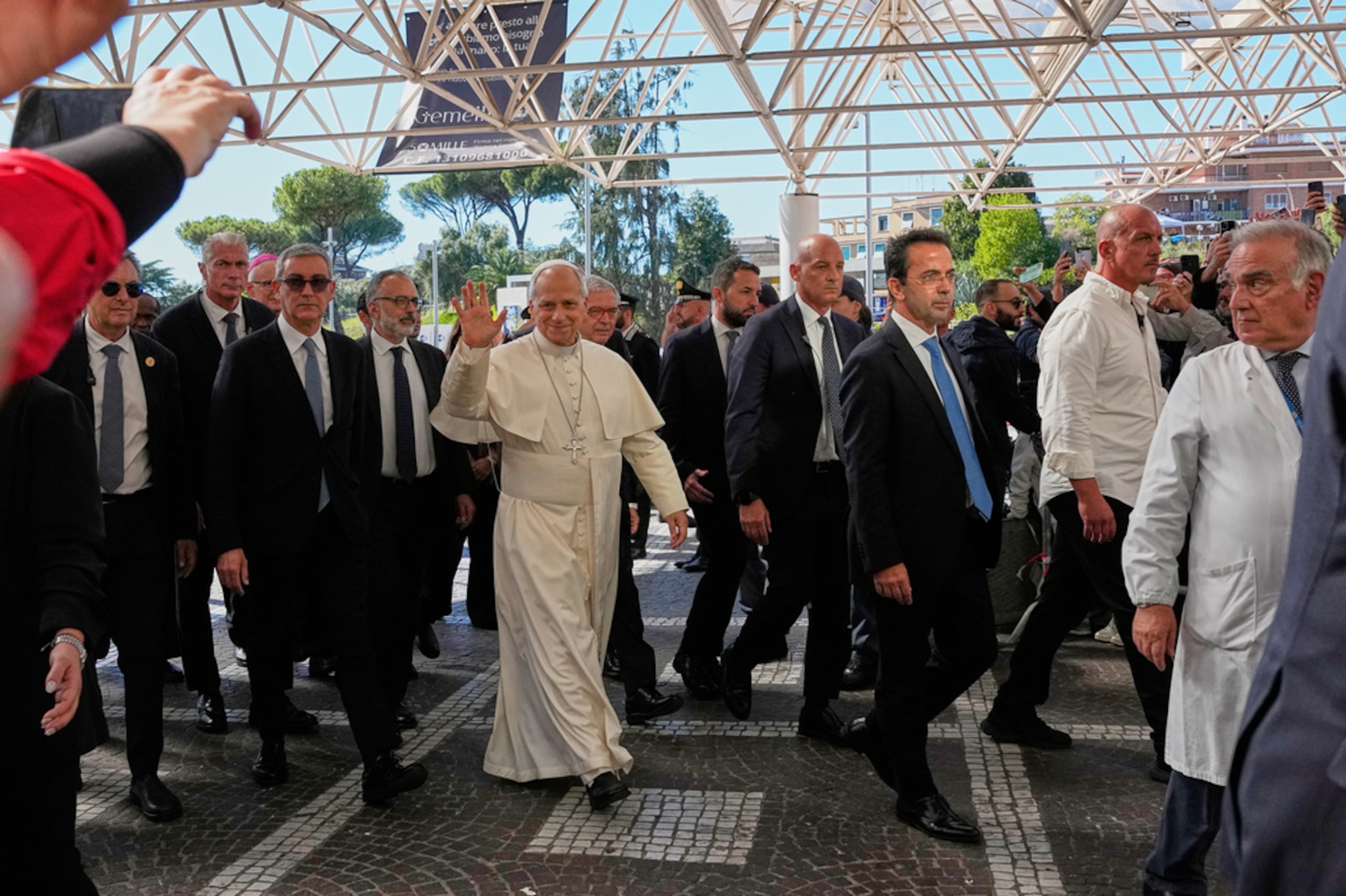 El papa León XIV se trasladó este martes al Policlínico Agostino Gemelli, en Roma, para su operación.