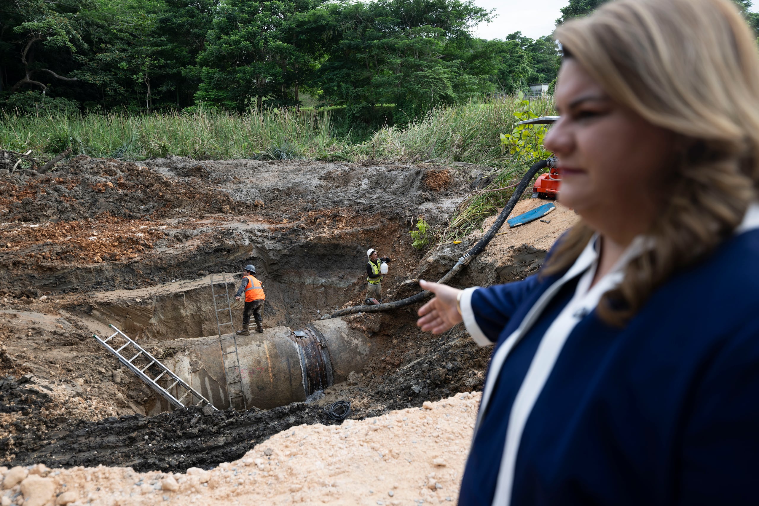 La gobernadora Jenniffer González en una visita a una zona averiada del Superacueductos en Manatí. FOTO POR: Carlos Rivera Giusti/GFR Media
