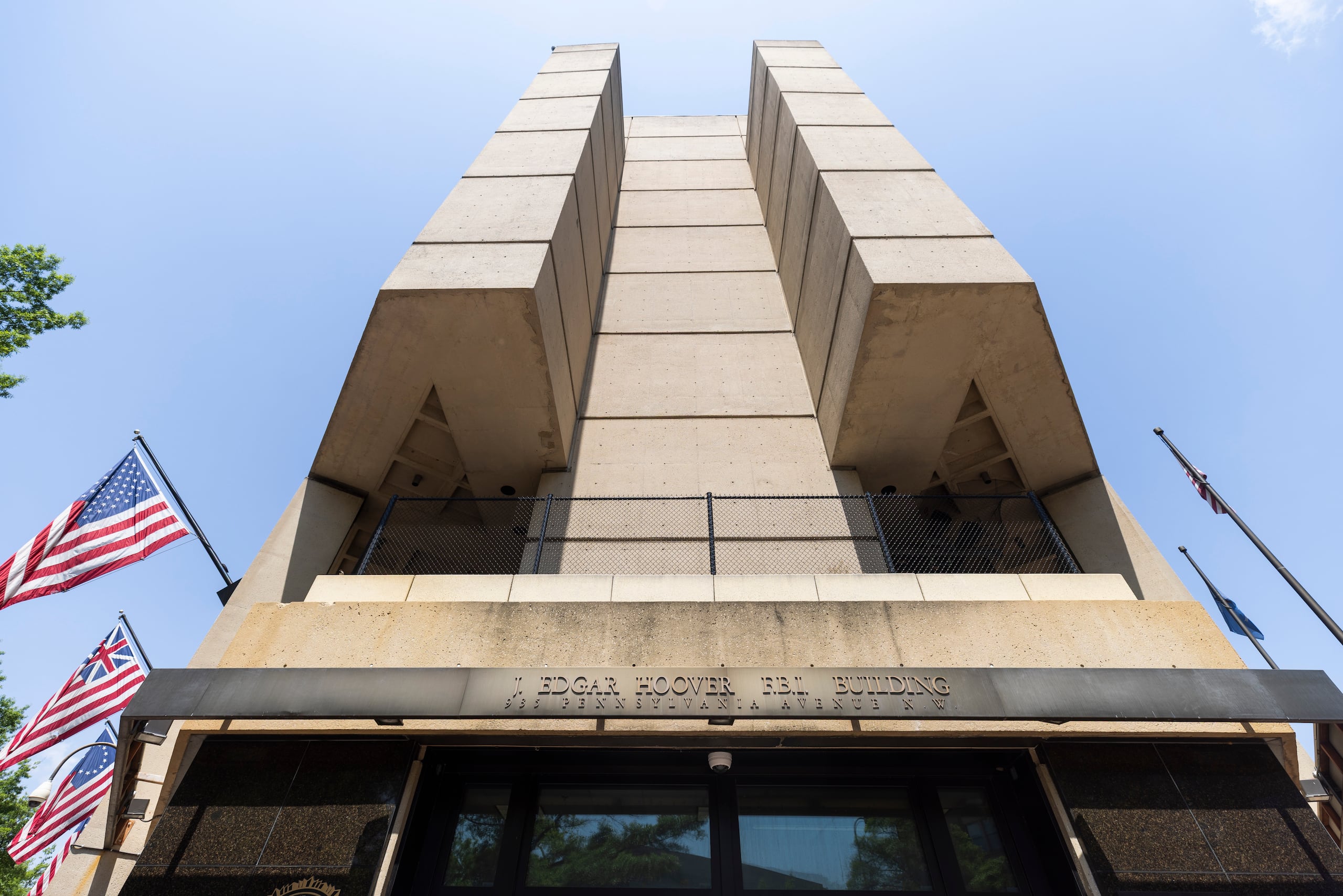 El FBI decide cerrar su histórica sede en Washington y repartir a su plantilla por el país.