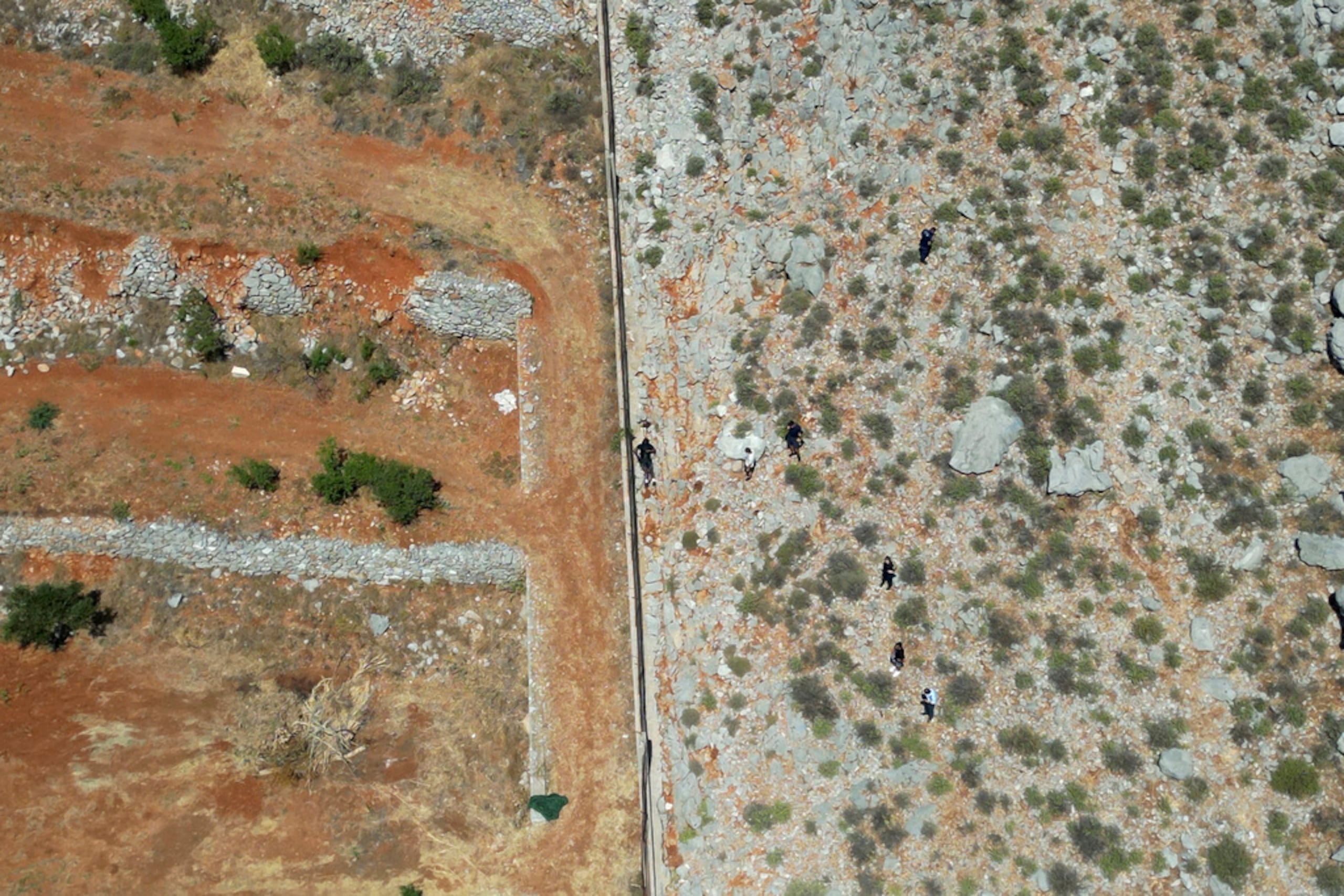 El cuerpo de Michael Mosley yace en una zona rocosa de la isla de Symi, el 9 de junio de 2024.