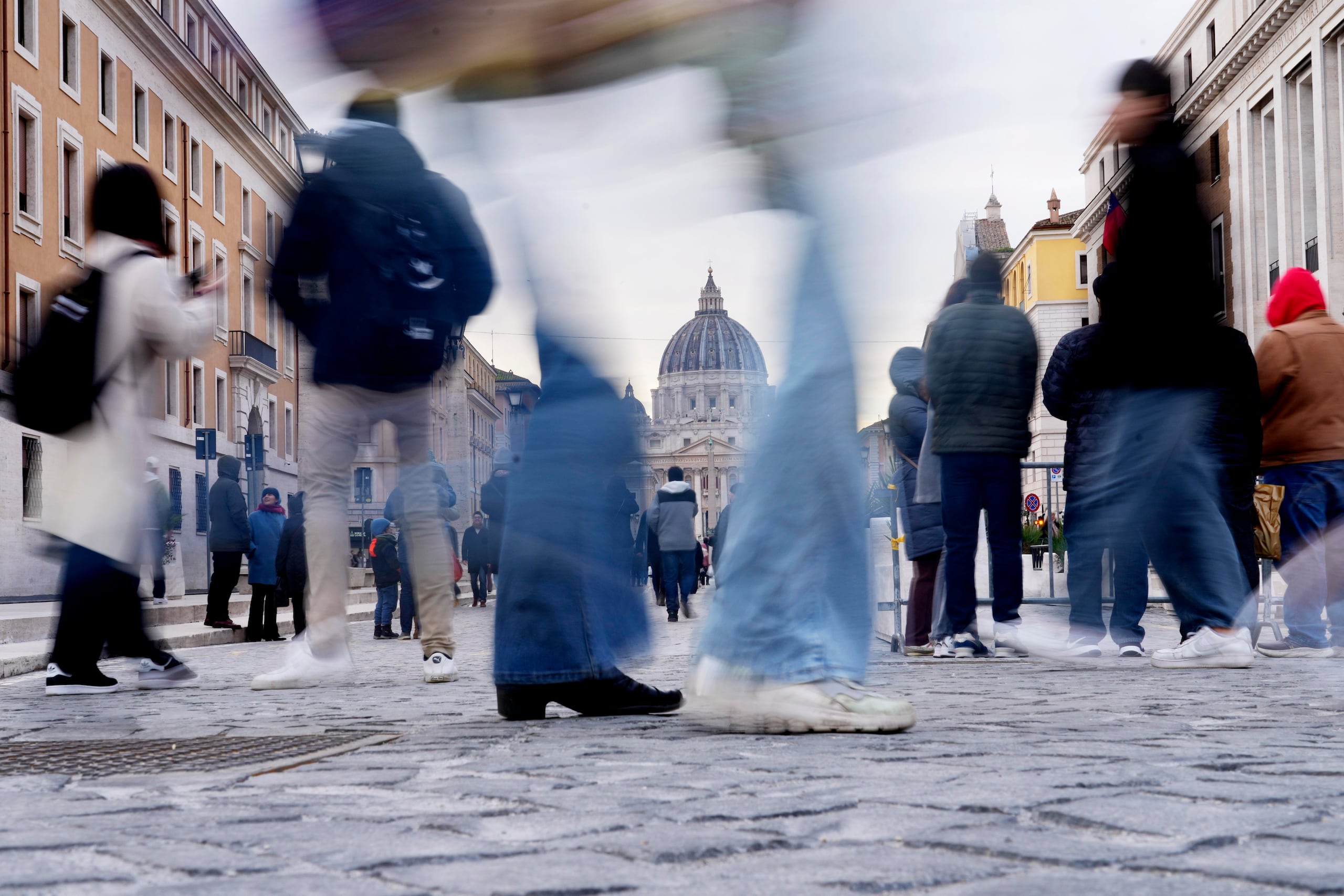 La gente pasea por la plaza que lleva del Castillo de San Angelo a la Basílica de San Pedro por encima de un túnel recién inaugurado, un día antes del comienzo del año Jubilar 2025, que permite que la plaza sea totalmente peatonal, en Roma, el lunes 23 de diciembre de 2024.