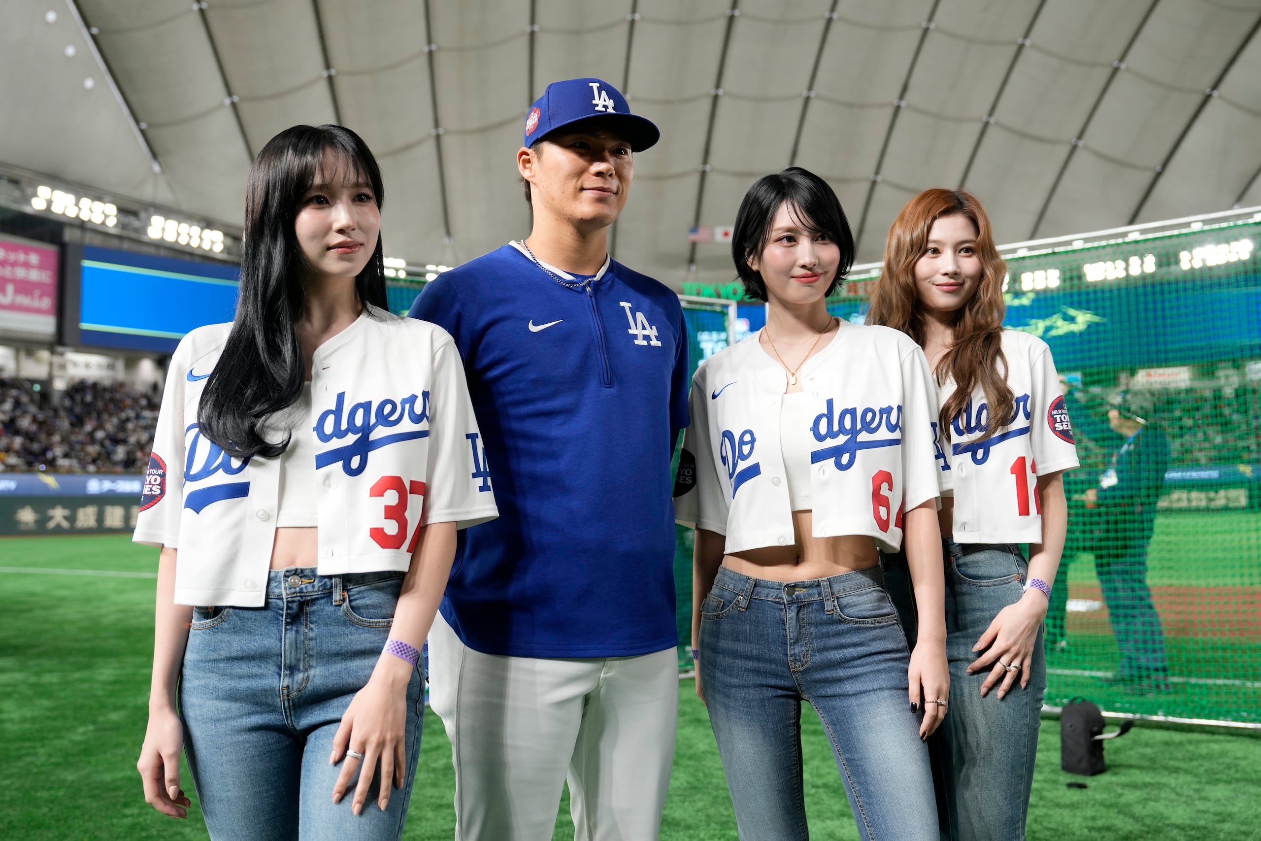 Yoshinobu Yamamoto posa junto a integrantes de MISAMO, una subunidad del grupo de K-pop TWICE.