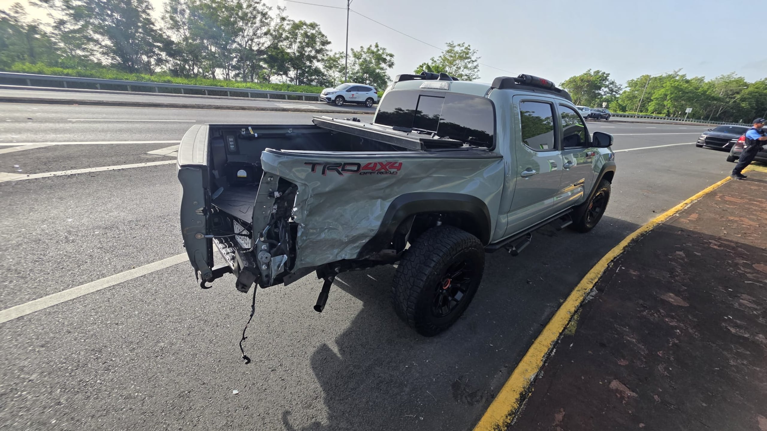 Un motociclista murió tras chocar con esta guagua en el kilómetro 6.7 de la carretera PR-165 intersección con la calle Jaime Fonalledas, en Toa Baja.