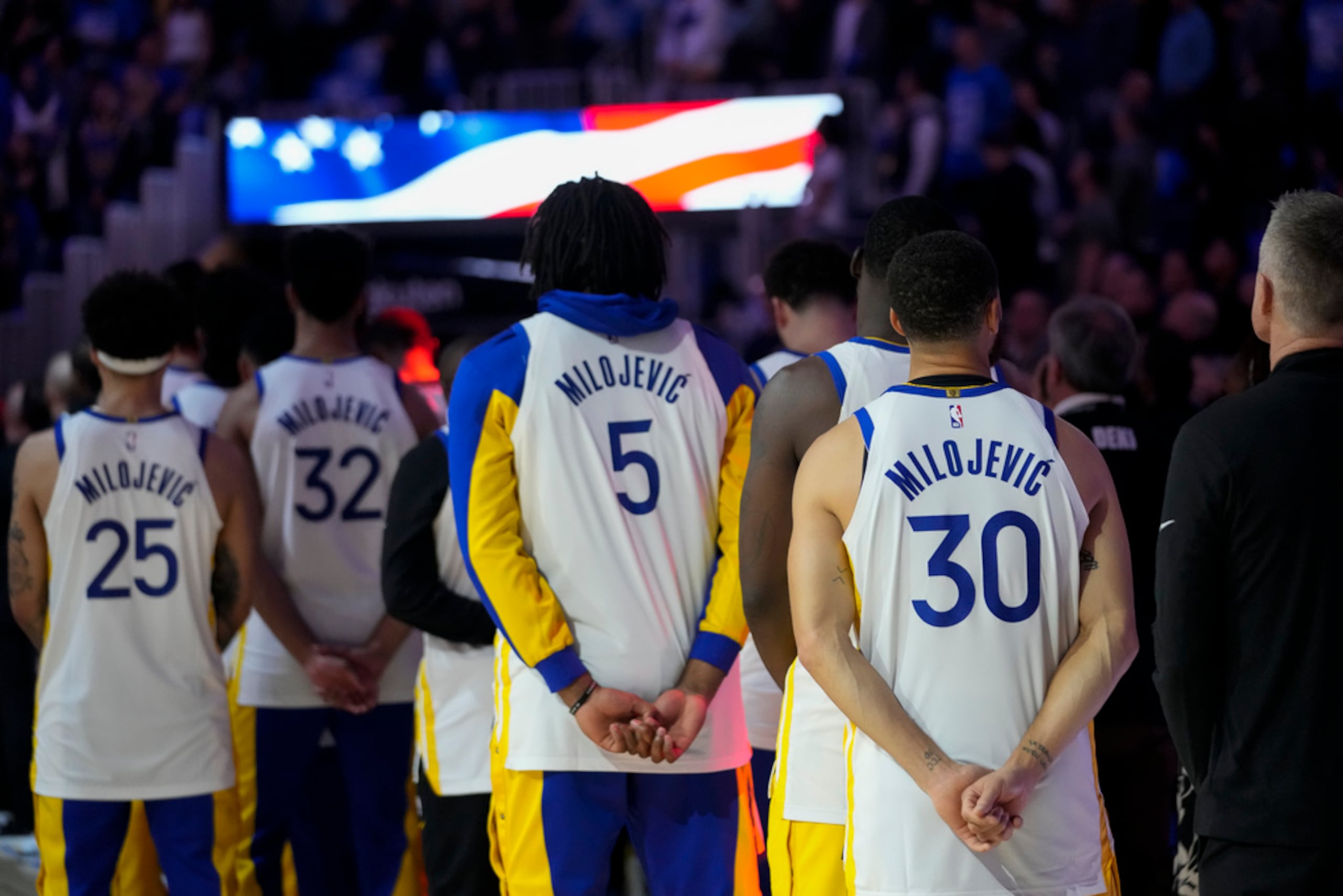 Los integrantes de los Warriors usaron camisas con el nombre de entenador serbio.