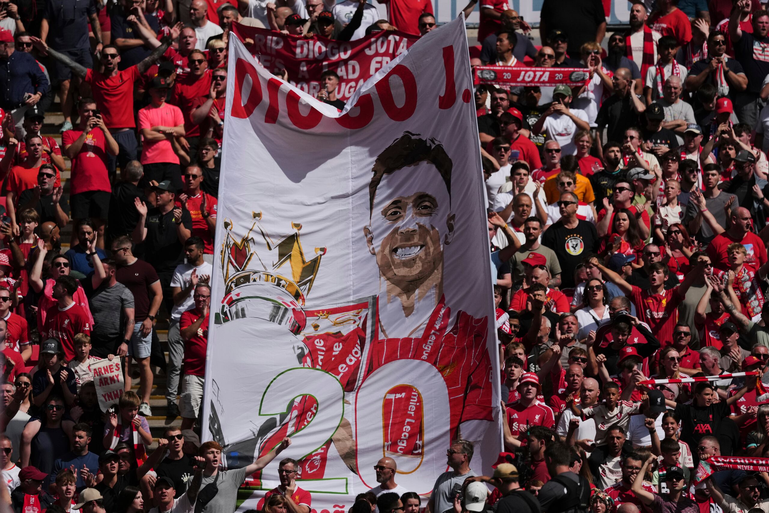 Aficionados del Liverpool sostienen una pancarta con la imagen del fallecido Diogo Jota antes del juego del Community Shield entre el Liverpool y Crystal Palace.