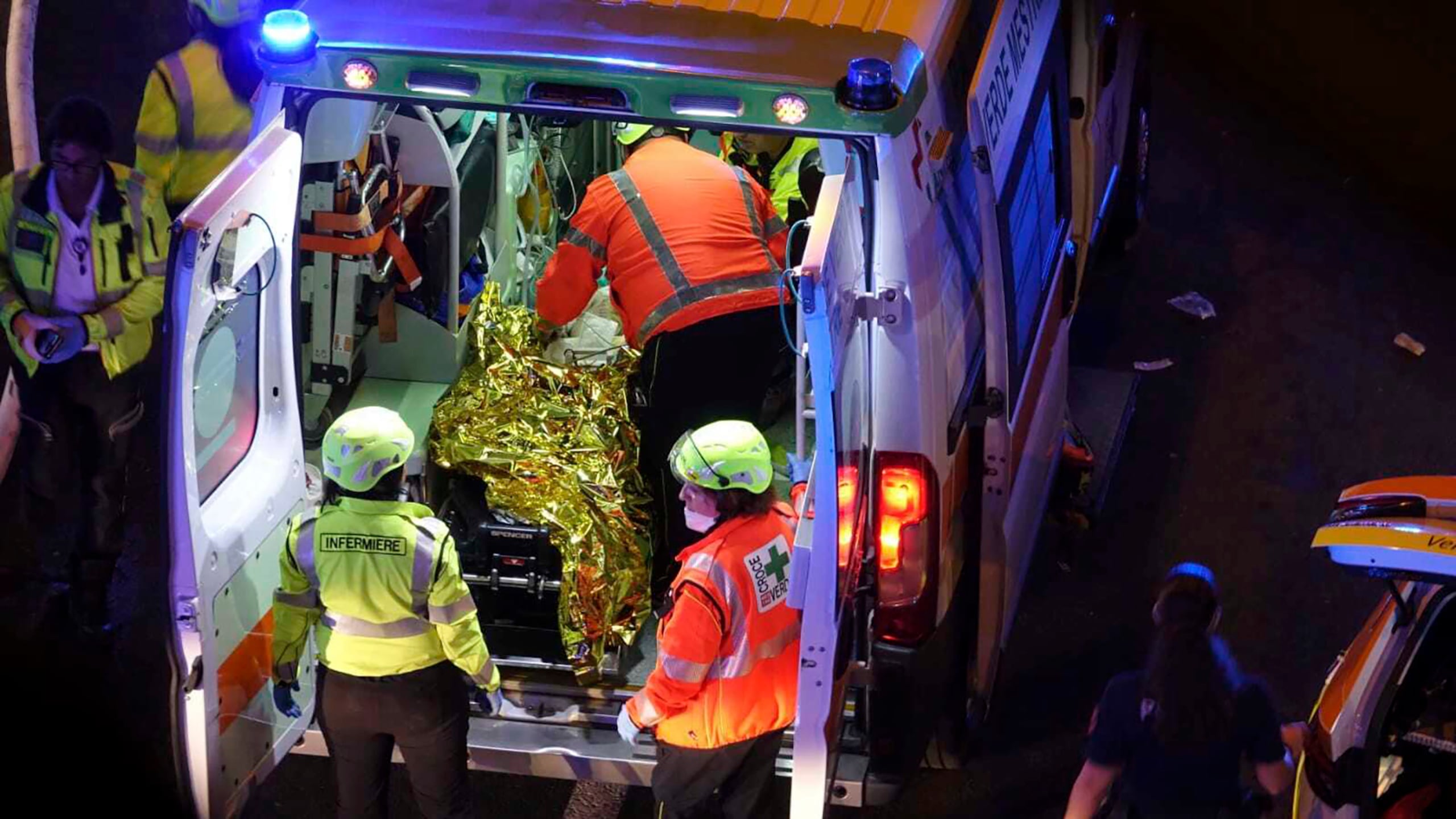 Varias unidades de la Cruz Roja Hondureña acudieron al lugar del accidente para brindar primeros auxilios y trasladar a los policías lesionados a centros asistenciales.