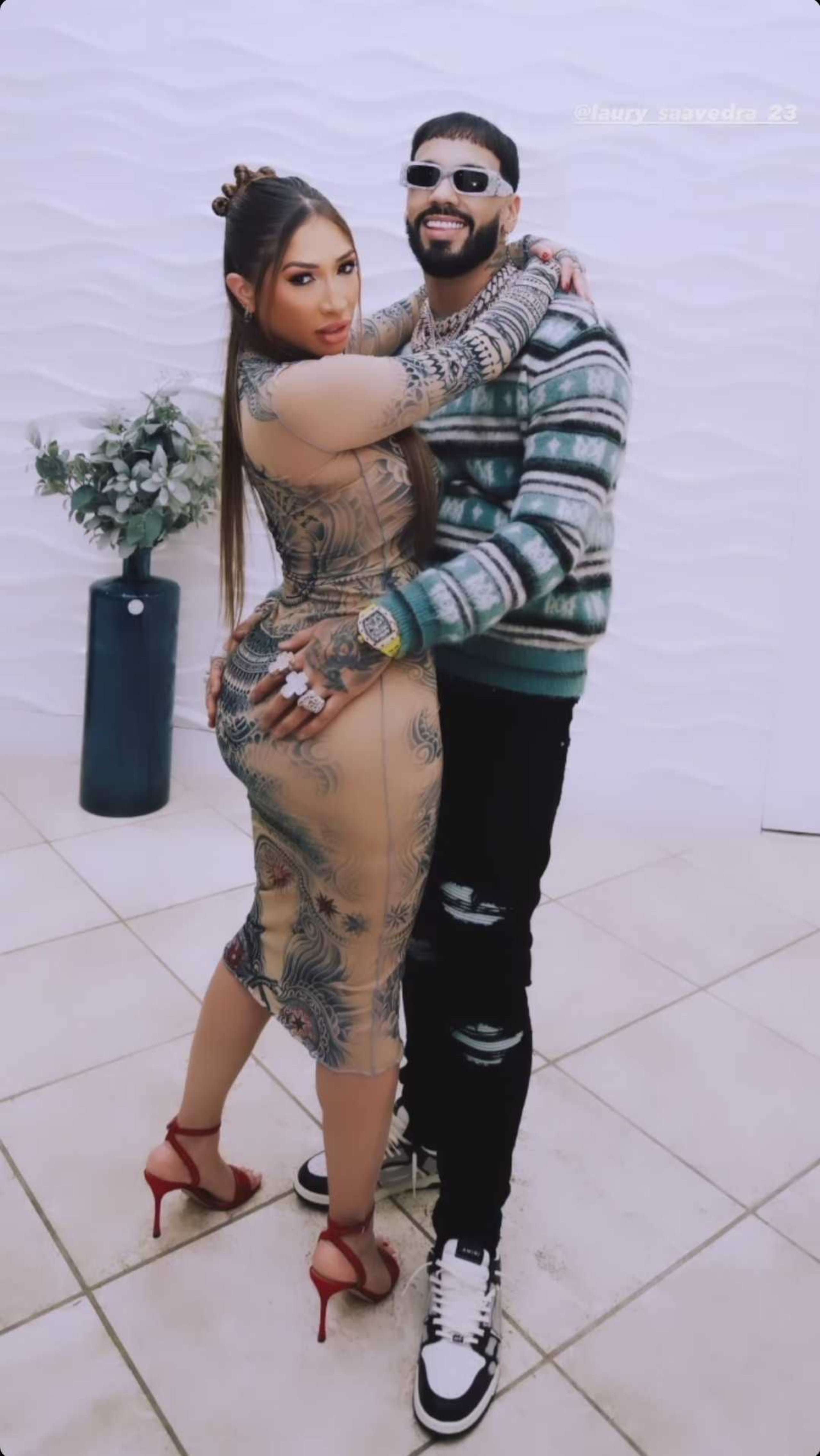 Anuel junto a su pareja Laury.